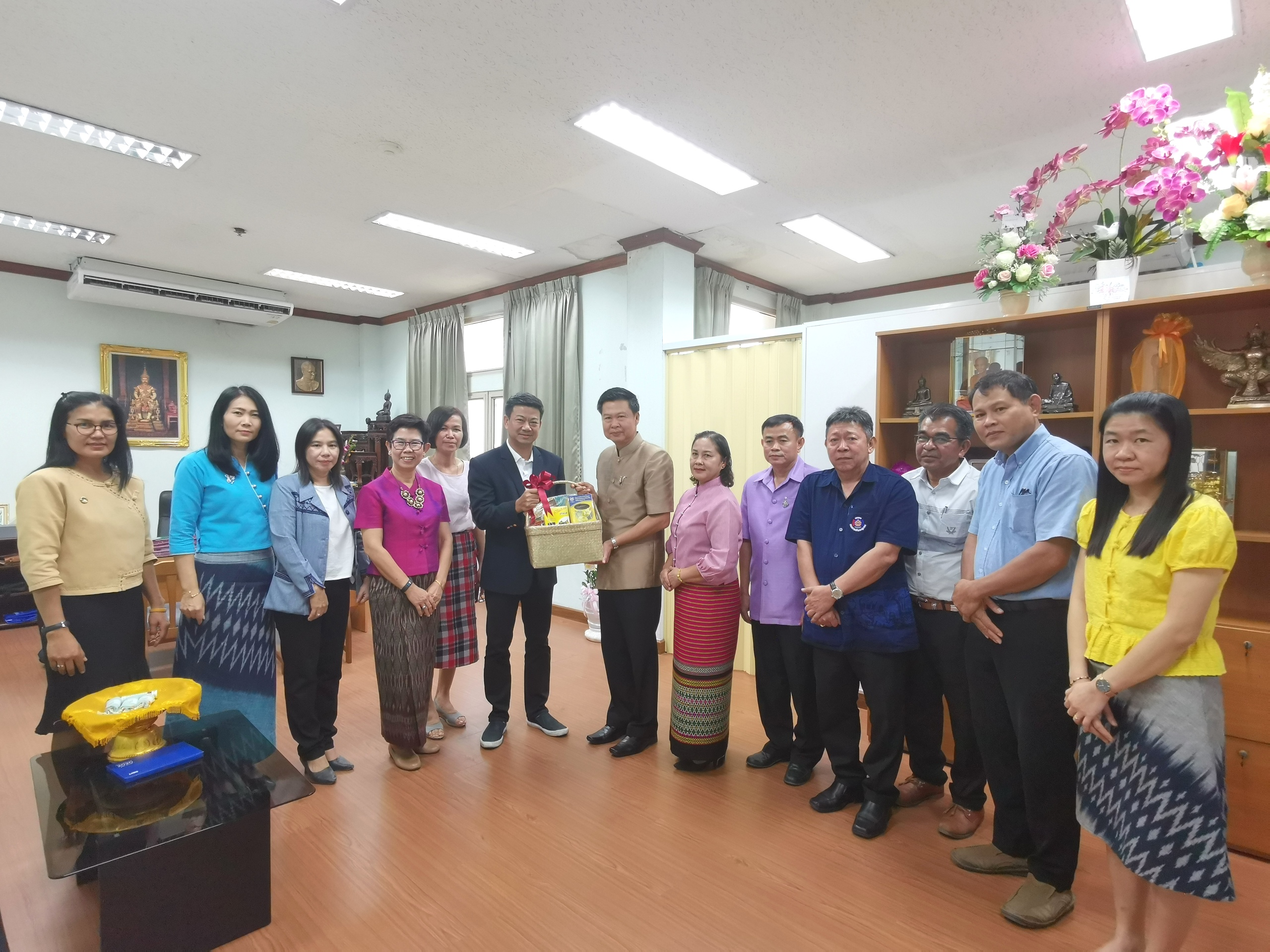 พช.ระยอง มอบกระเช้าผู้บริหารจังหวัด เนื่องในปีใหม่ 2563