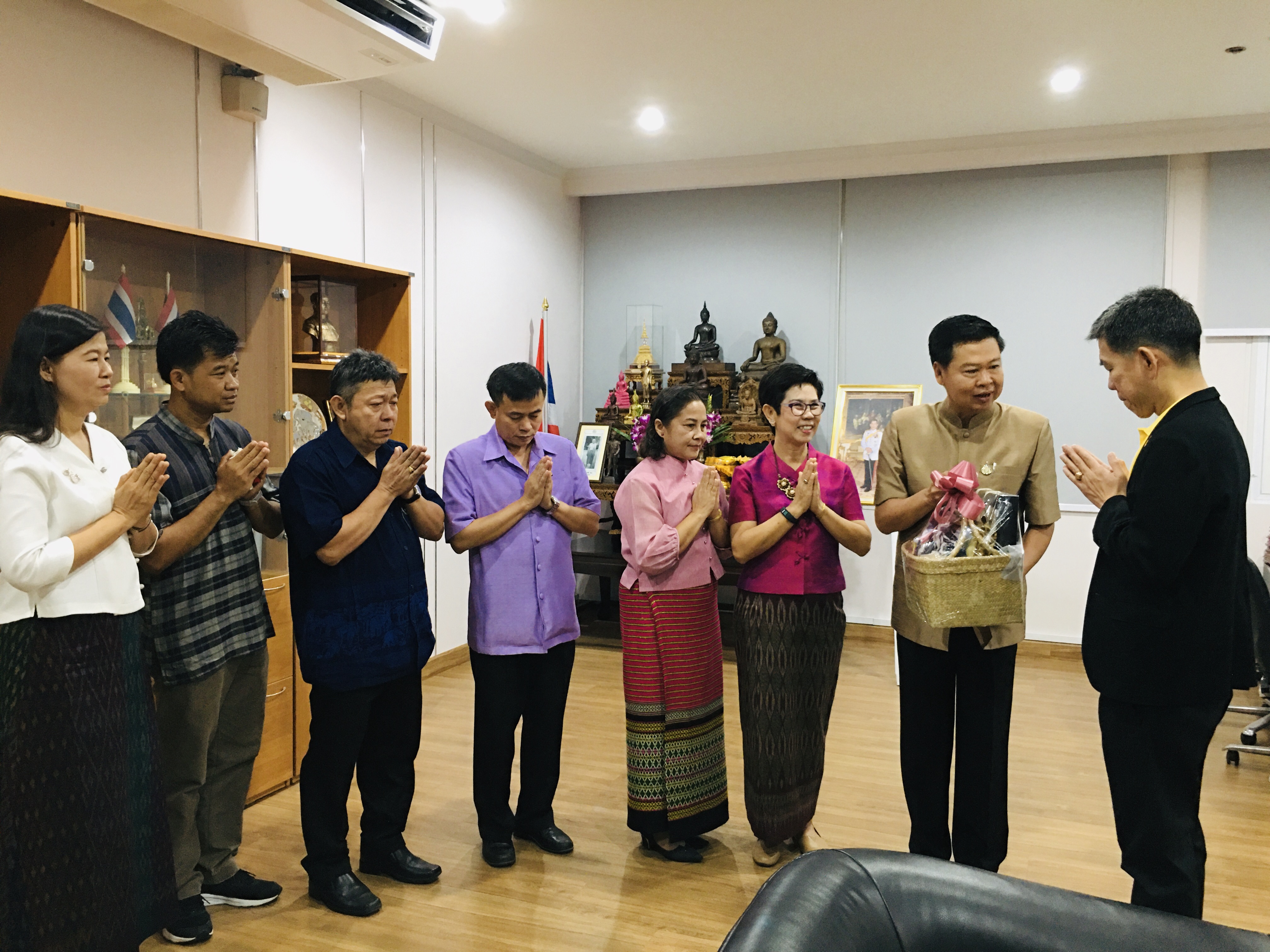 พช.ระยอง มอบกระเช้าผู้บริหารจังหวัด เนื่องในปีใหม่ 2563