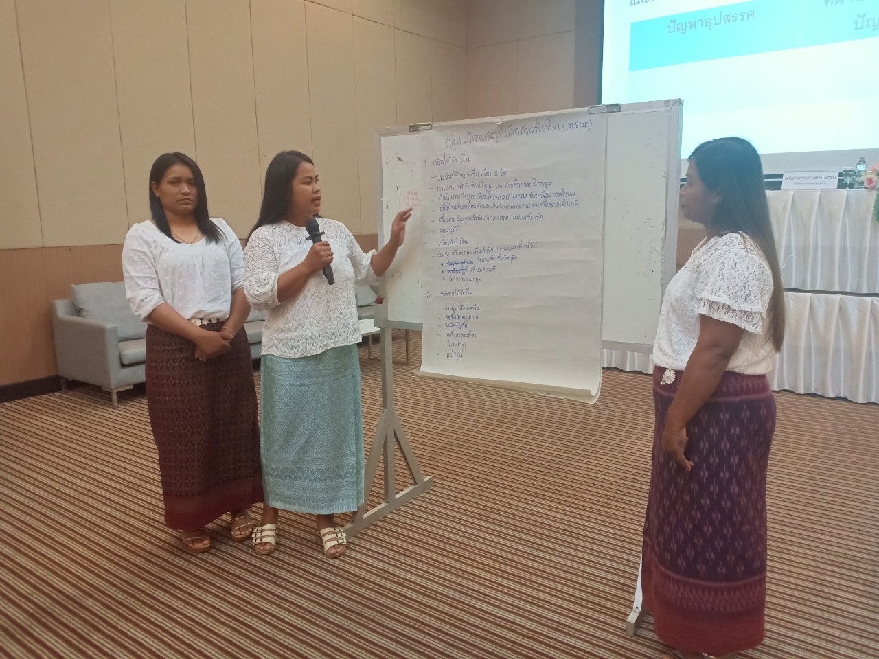 “พช.ระยอง ประชุมเชิงปฏิบัติการพัฒนากลุ่มอาชีพสมาชิกกองทุนพัฒนาบทบาทสตรี”