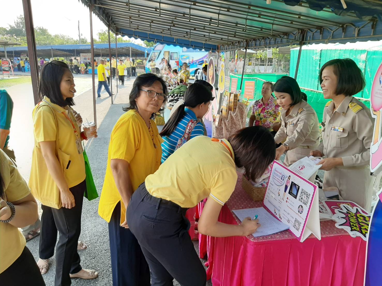 พช.ระยอง ระยอง ออกบู๊ธกองทุนพัฒนาบทบาทสตรี และจัดจำหน่ายสินค้า OTOP Mobile ในงานจังหวัดเคลื่อนที่