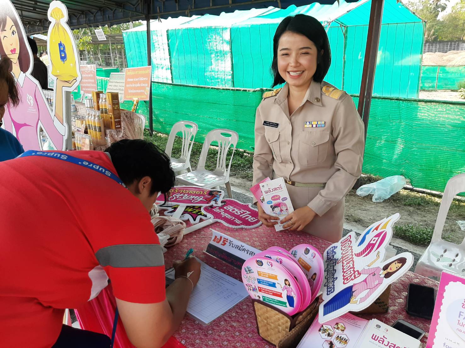 พช.ระยอง ระยอง ออกบู๊ธกองทุนพัฒนาบทบาทสตรี และจัดจำหน่ายสินค้า OTOP Mobile ในงานจังหวัดเคลื่อนที่