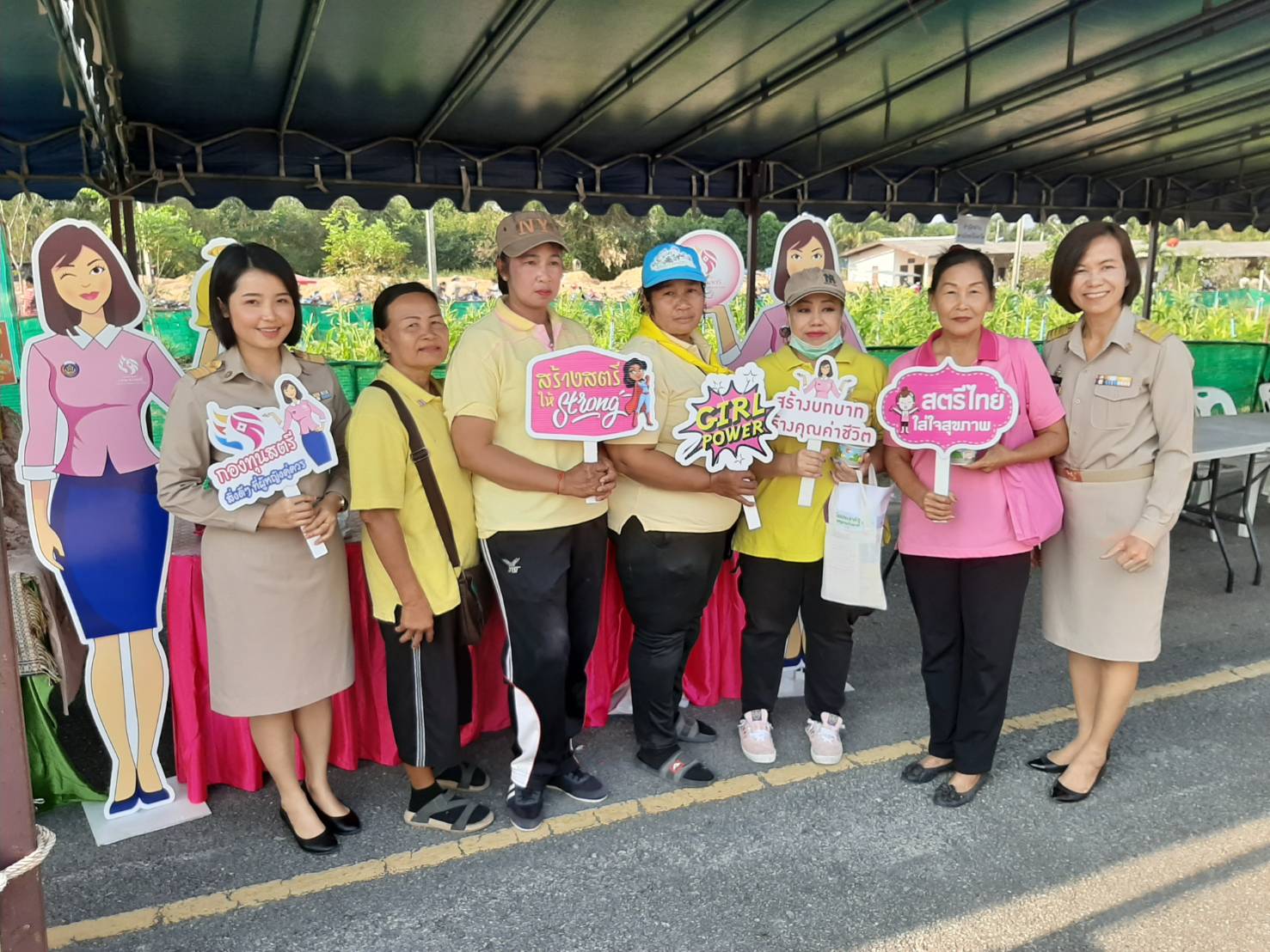พช.ระยอง ระยอง ออกบู๊ธกองทุนพัฒนาบทบาทสตรี และจัดจำหน่ายสินค้า OTOP Mobile ในงานจังหวัดเคลื่อนที่