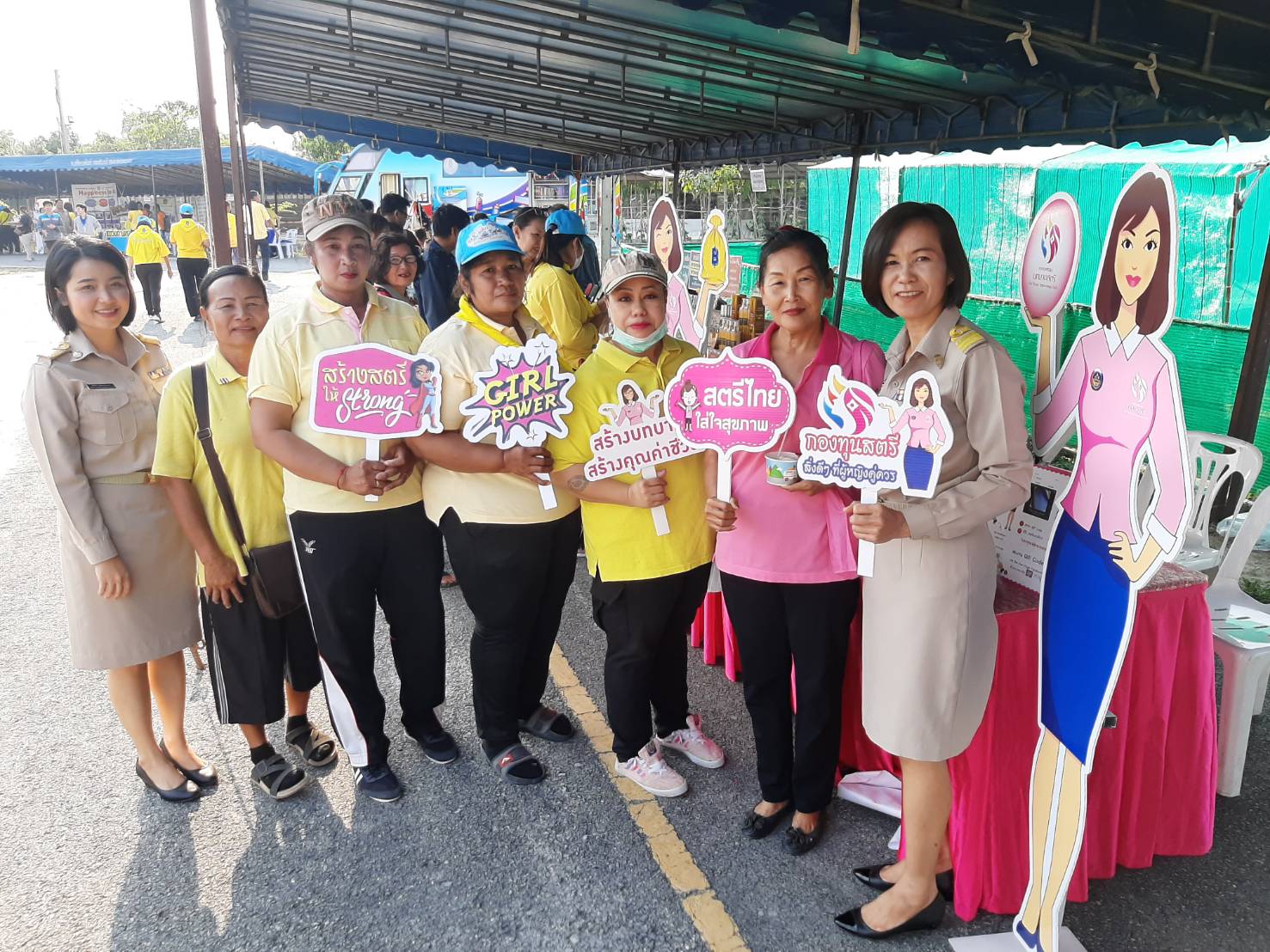 พช.ระยอง ระยอง ออกบู๊ธกองทุนพัฒนาบทบาทสตรี และจัดจำหน่ายสินค้า OTOP Mobile ในงานจังหวัดเคลื่อนที่