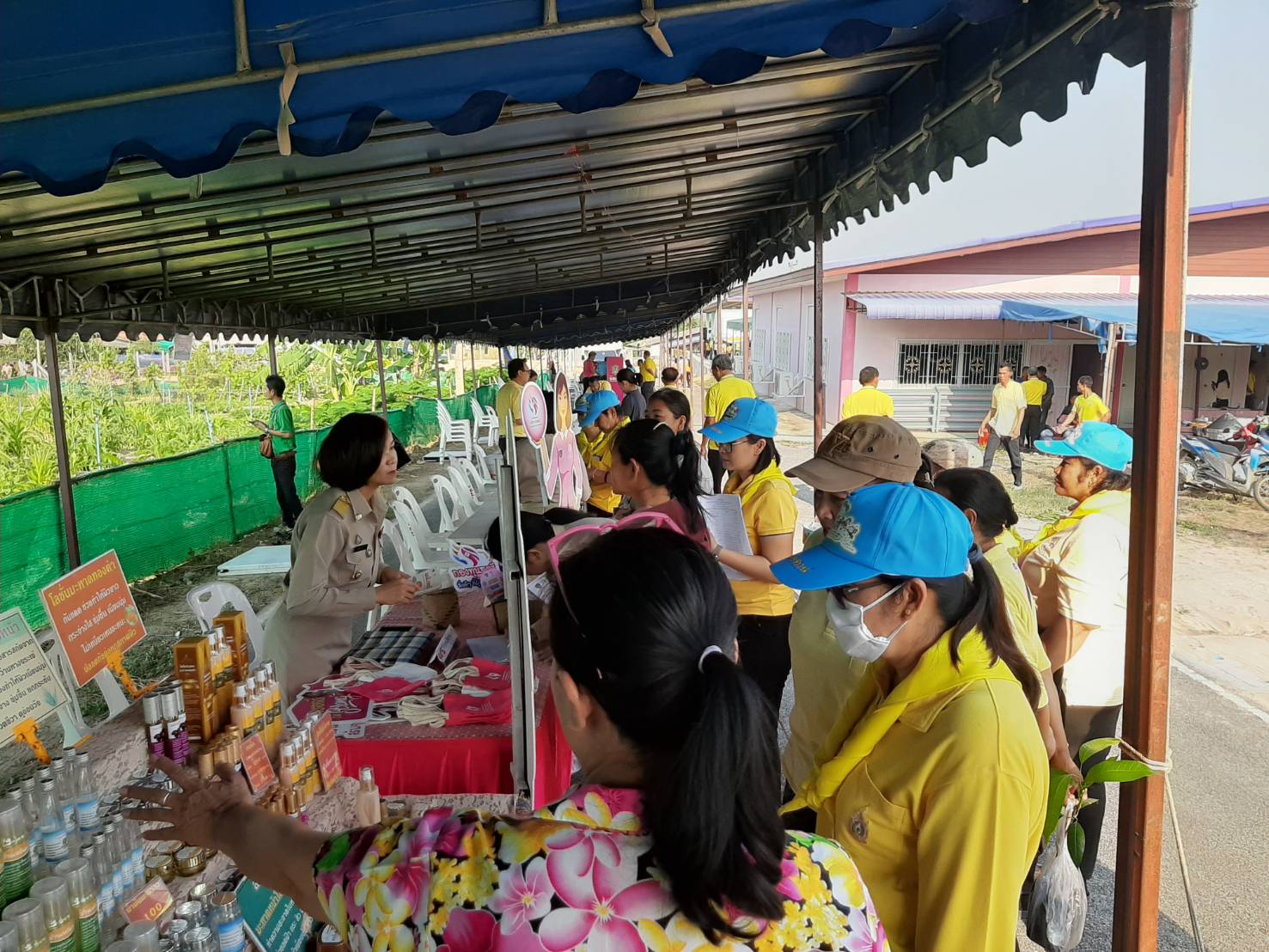 พช.ระยอง ระยอง ออกบู๊ธกองทุนพัฒนาบทบาทสตรี และจัดจำหน่ายสินค้า OTOP Mobile ในงานจังหวัดเคลื่อนที่