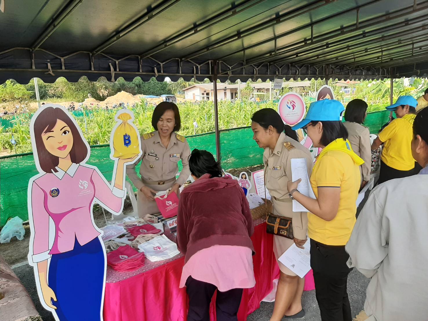 พช.ระยอง ระยอง ออกบู๊ธกองทุนพัฒนาบทบาทสตรี และจัดจำหน่ายสินค้า OTOP Mobile ในงานจังหวัดเคลื่อนที่