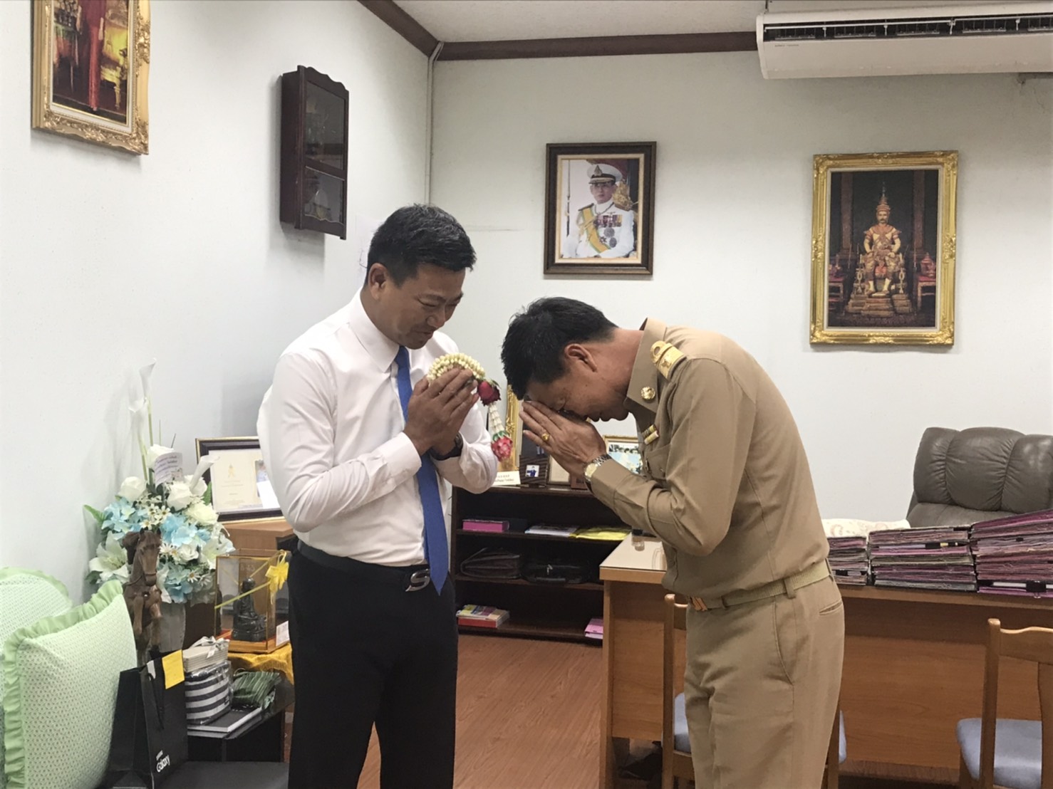 “พัฒนาการจังหวัดระยองเข้าพบผู้บริหารจังหวัดระยอง เพื่ออำลาในโอกาสที่ได้แต่งตั้ง (ย้าย) ไปดำรงตำแหน่ง พัฒนาการจังหวัดหนองคาย”