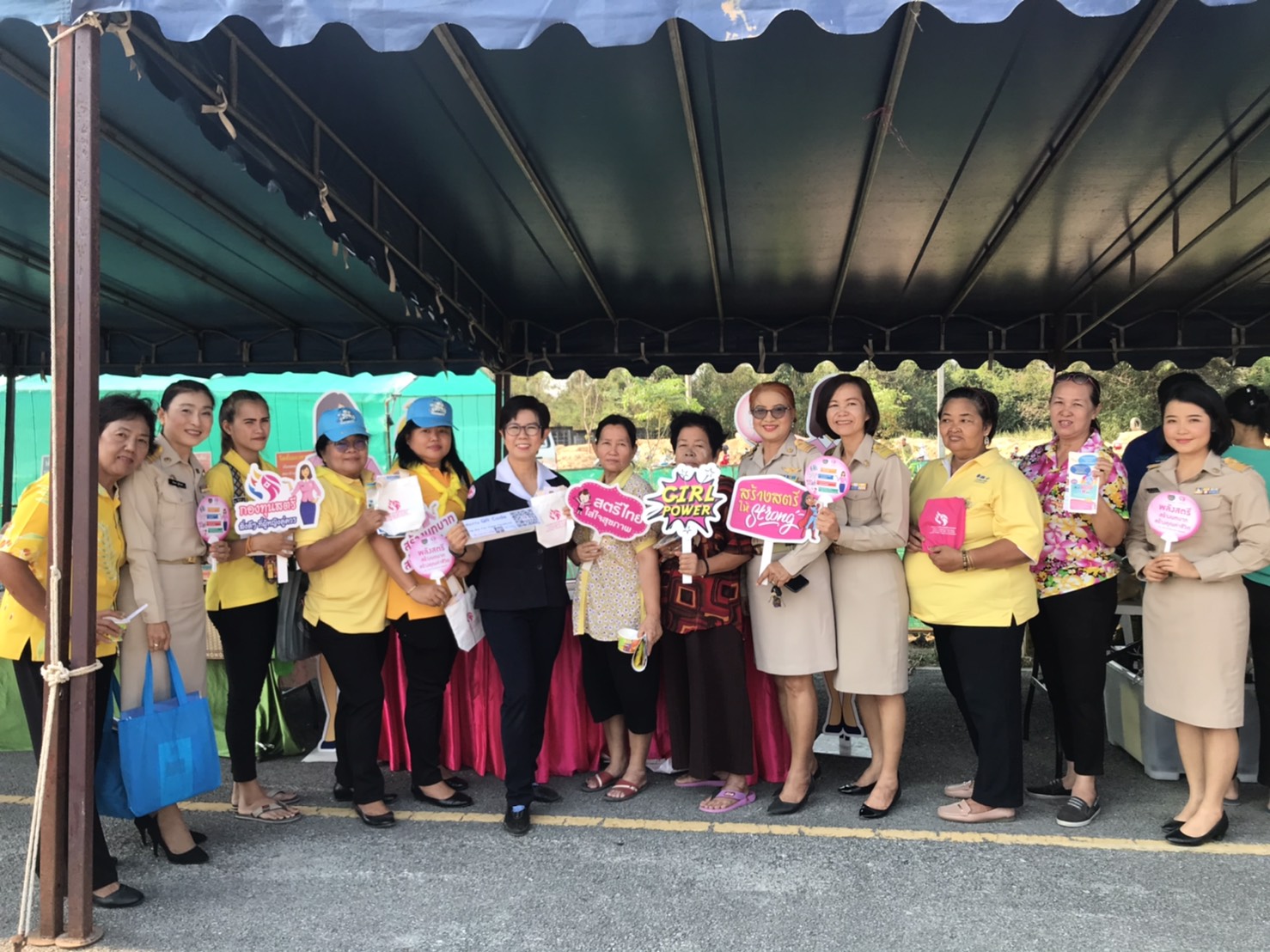 พช.ระยอง ระยอง ออกบู๊ธกองทุนพัฒนาบทบาทสตรี และจัดจำหน่ายสินค้า OTOP Mobile ในงานจังหวัดเคลื่อนที่