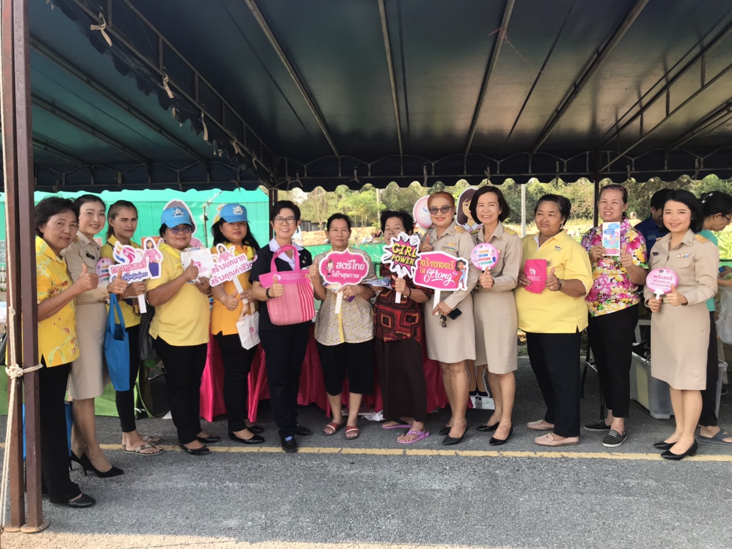 พช.ระยอง ระยอง ออกบู๊ธกองทุนพัฒนาบทบาทสตรี และจัดจำหน่ายสินค้า OTOP Mobile ในงานจังหวัดเคลื่อนที่