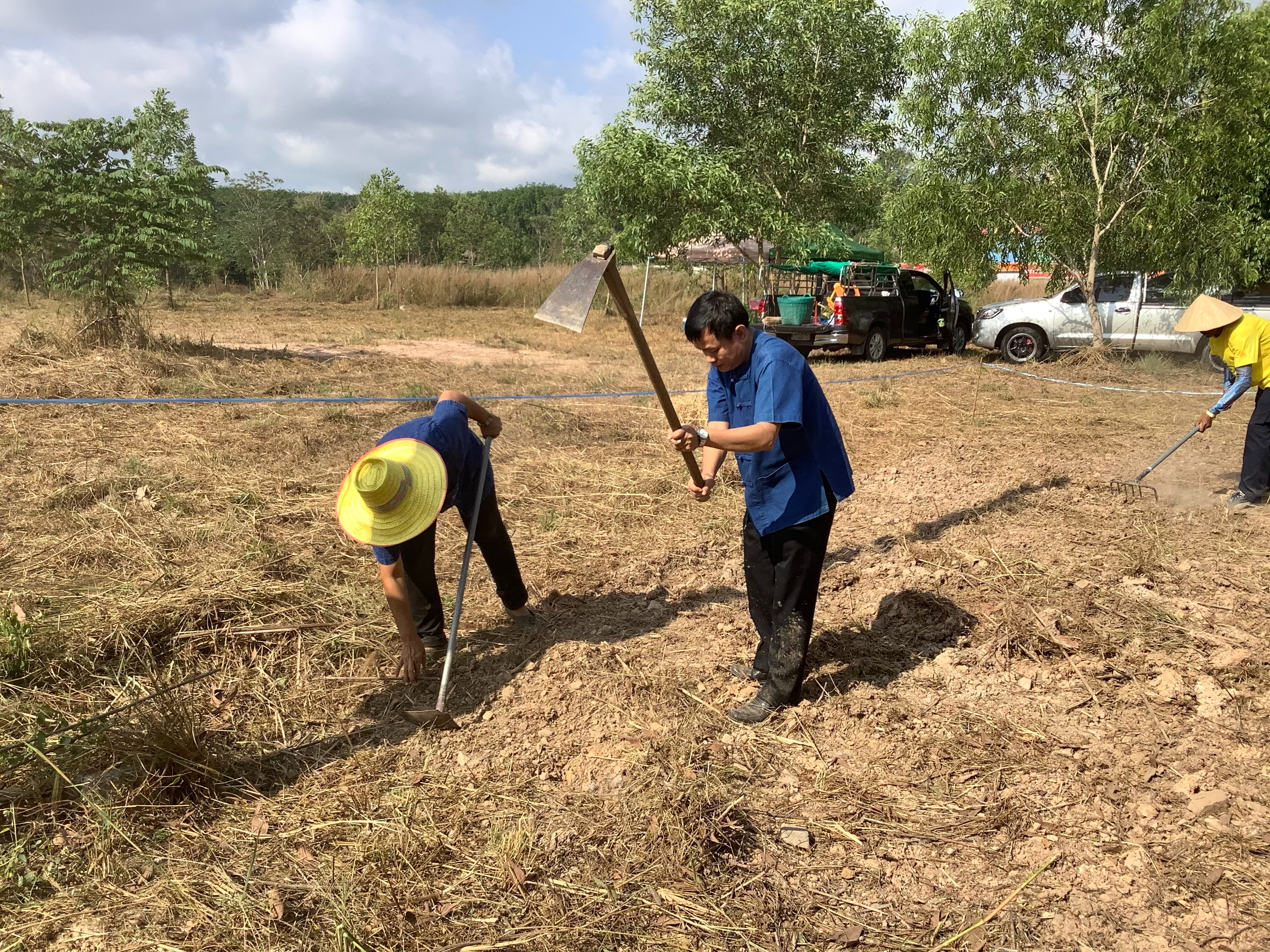 พช.ระยอง หิ้วปิ่นโต ไปเอามื้อ ถือจอบถือเสียม ไปพลิกแผ่นดิน …จอบแรกจังหวัดระยอง