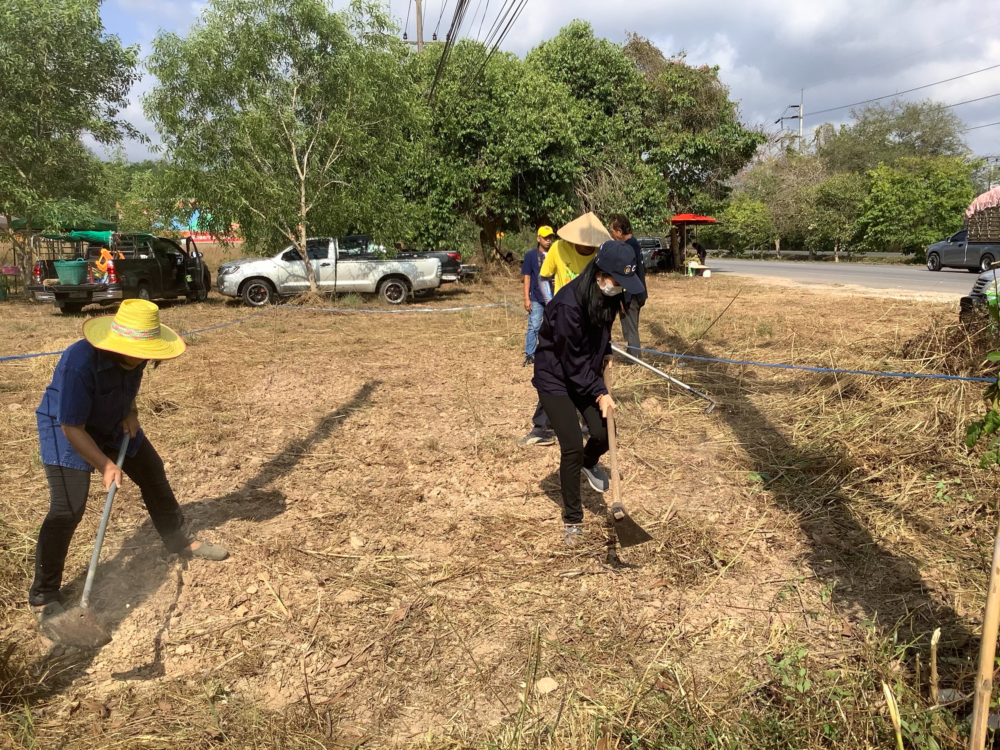 พช.ระยอง หิ้วปิ่นโต ไปเอามื้อ ถือจอบถือเสียม ไปพลิกแผ่นดิน …จอบแรกจังหวัดระยอง
