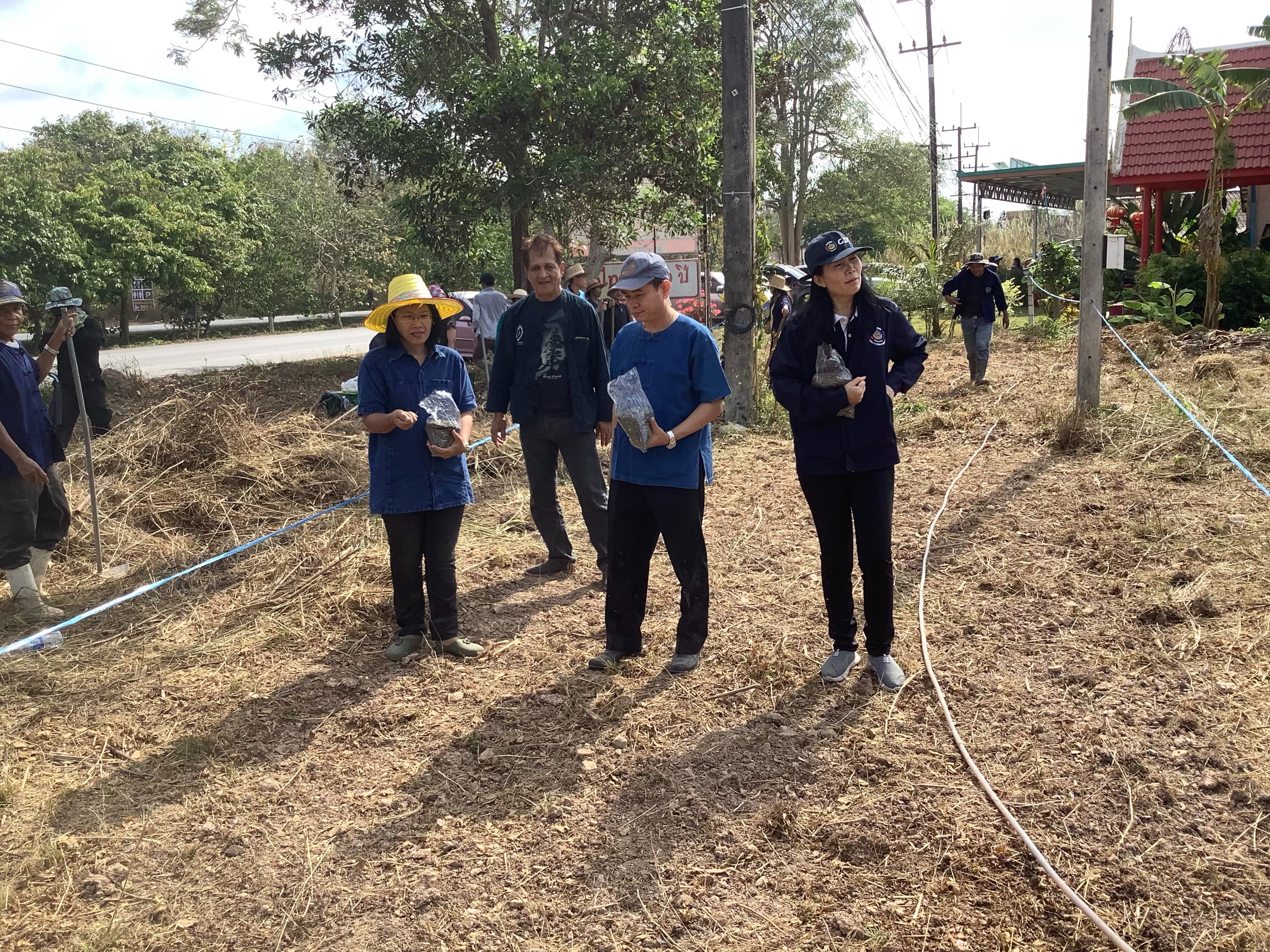 พช.ระยอง หิ้วปิ่นโต ไปเอามื้อ ถือจอบถือเสียม ไปพลิกแผ่นดิน …จอบแรกจังหวัดระยอง