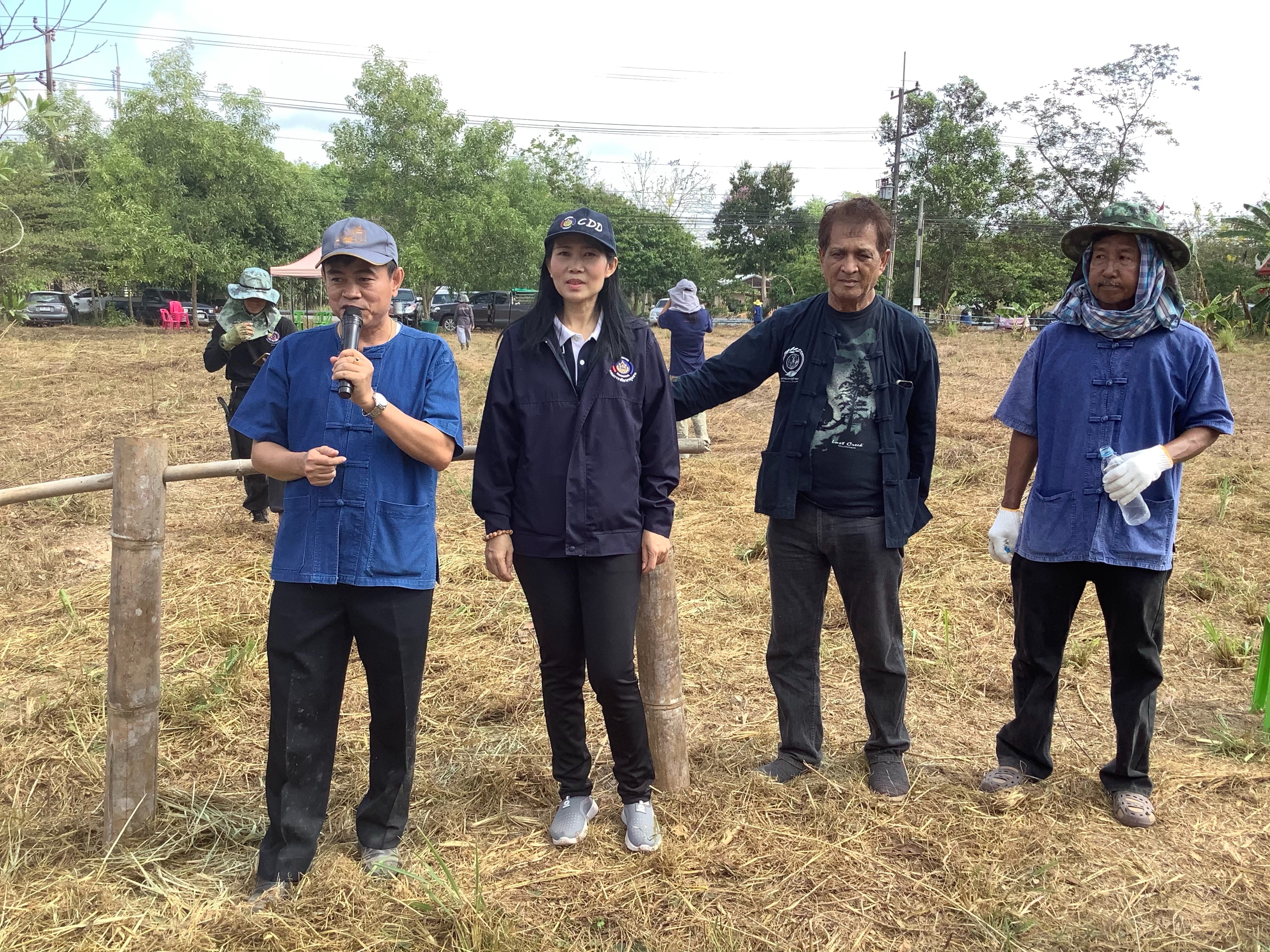 พช.ระยอง หิ้วปิ่นโต ไปเอามื้อ ถือจอบถือเสียม ไปพลิกแผ่นดิน …จอบแรกจังหวัดระยอง