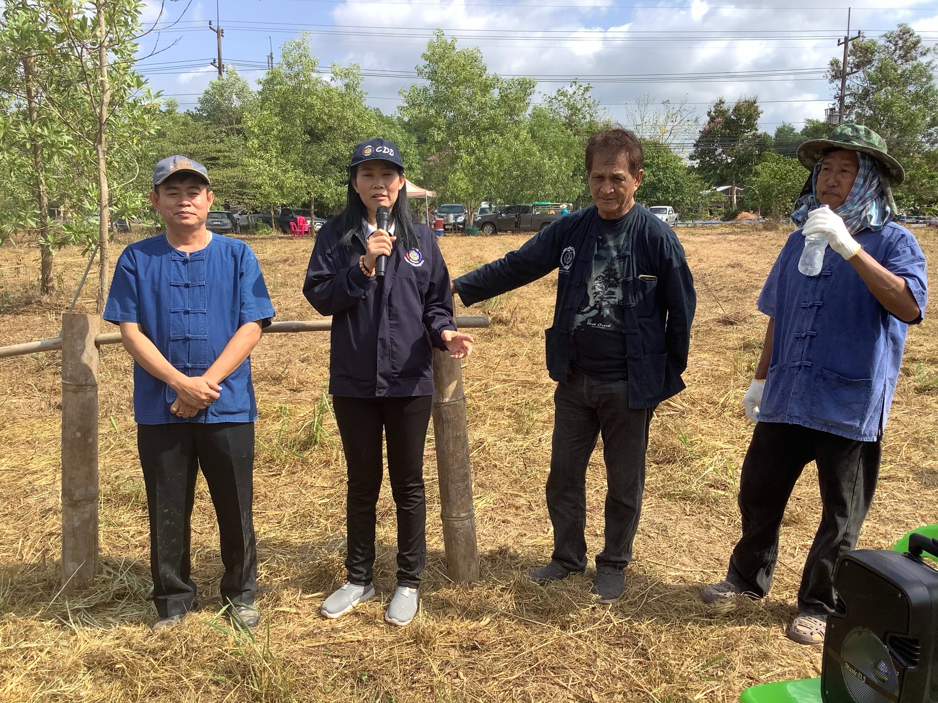 พช.ระยอง หิ้วปิ่นโต ไปเอามื้อ ถือจอบถือเสียม ไปพลิกแผ่นดิน …จอบแรกจังหวัดระยอง