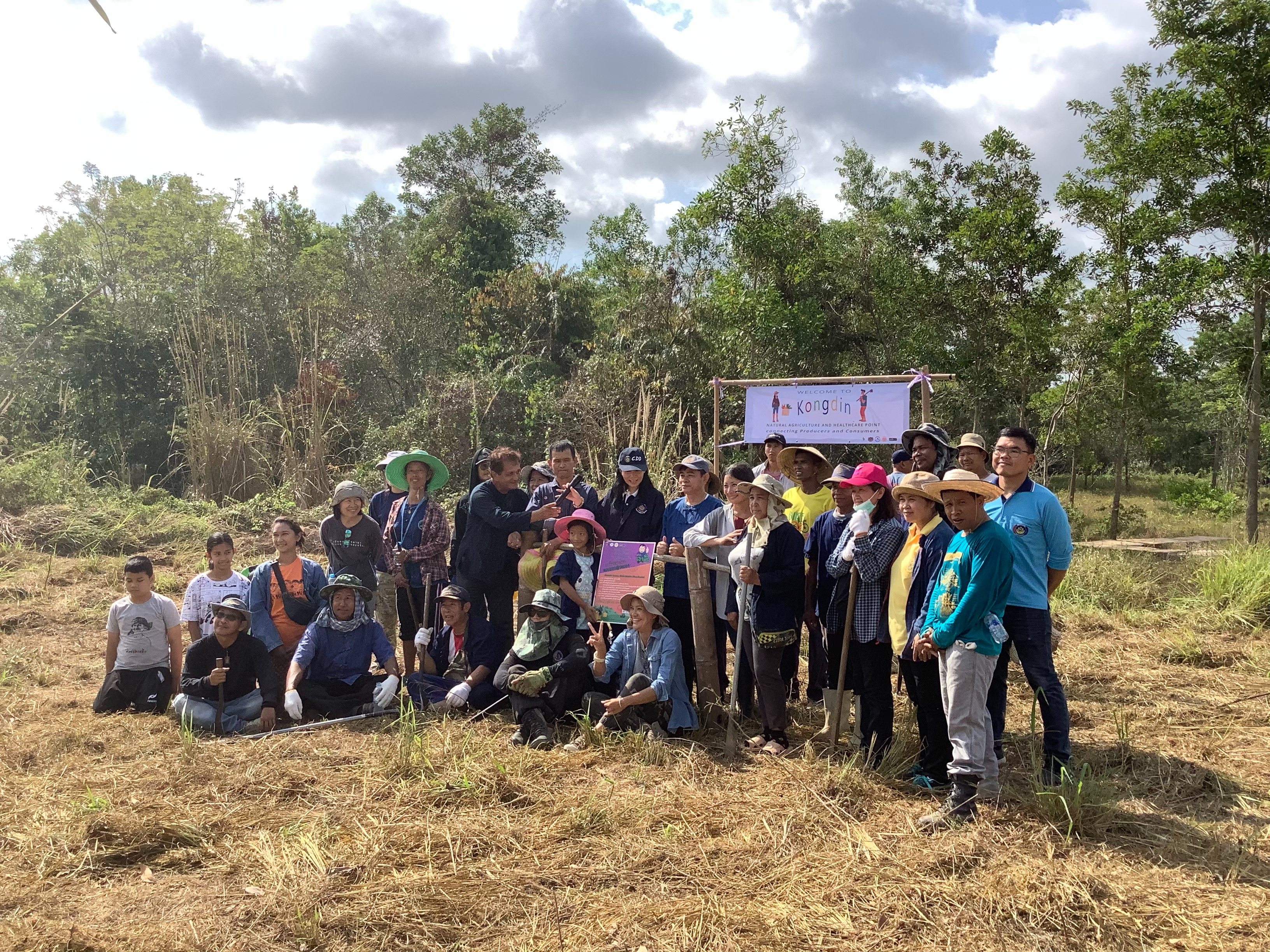 พช.ระยอง หิ้วปิ่นโต ไปเอามื้อ ถือจอบถือเสียม ไปพลิกแผ่นดิน …จอบแรกจังหวัดระยอง