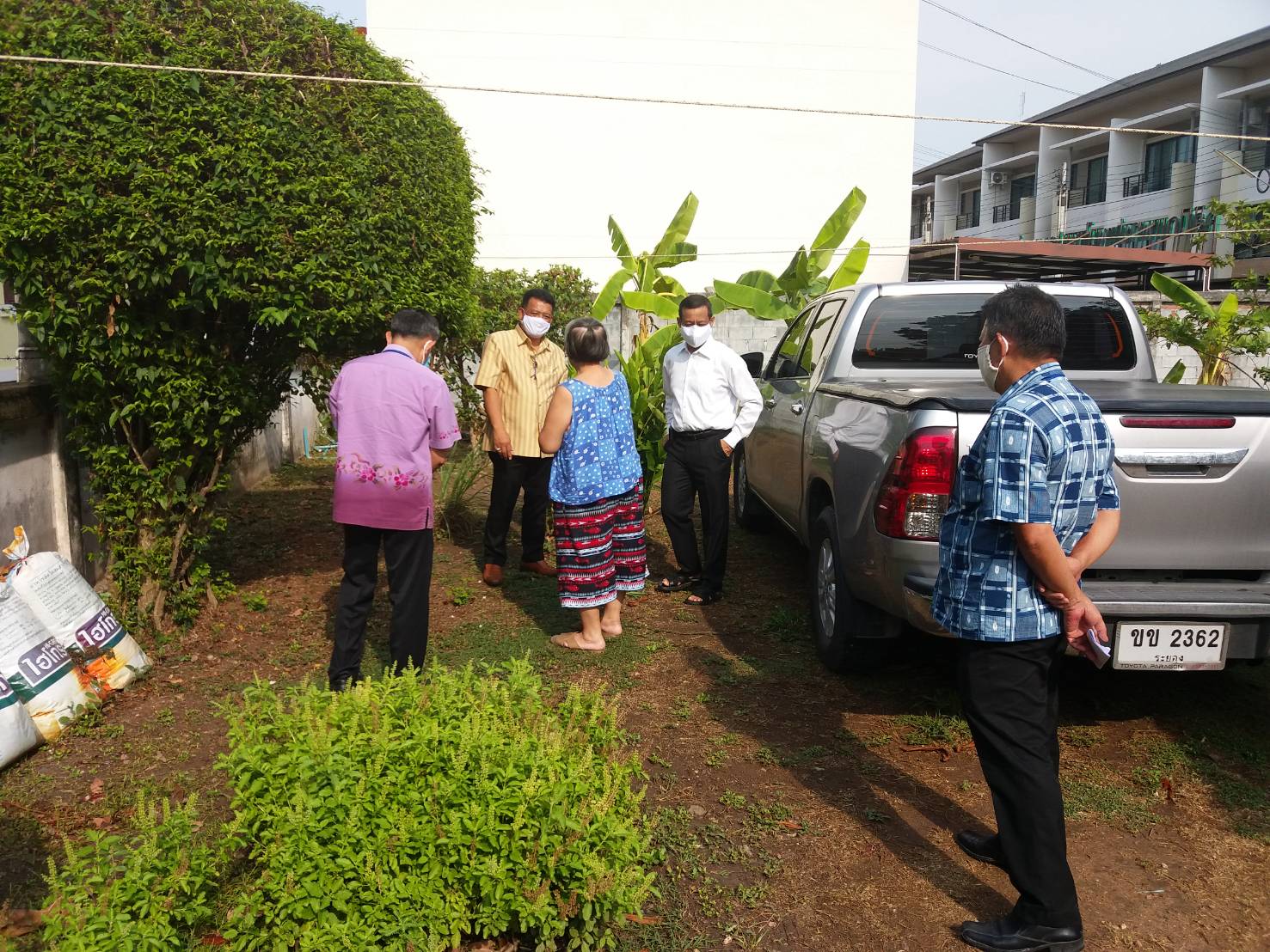 “พช.ระยอง สำรวจพื้นที่ปลูกผักสวนครัวบ้านท่านรองผู้ว่าราชการจังหวัดระยอง…เตรียมความพร้อมกิจกรรมผู้นำต้องทำก่อน…ตามโครงการ ปลูกผักสวนครัว สร้างความมั่นคงทางอาหาร”