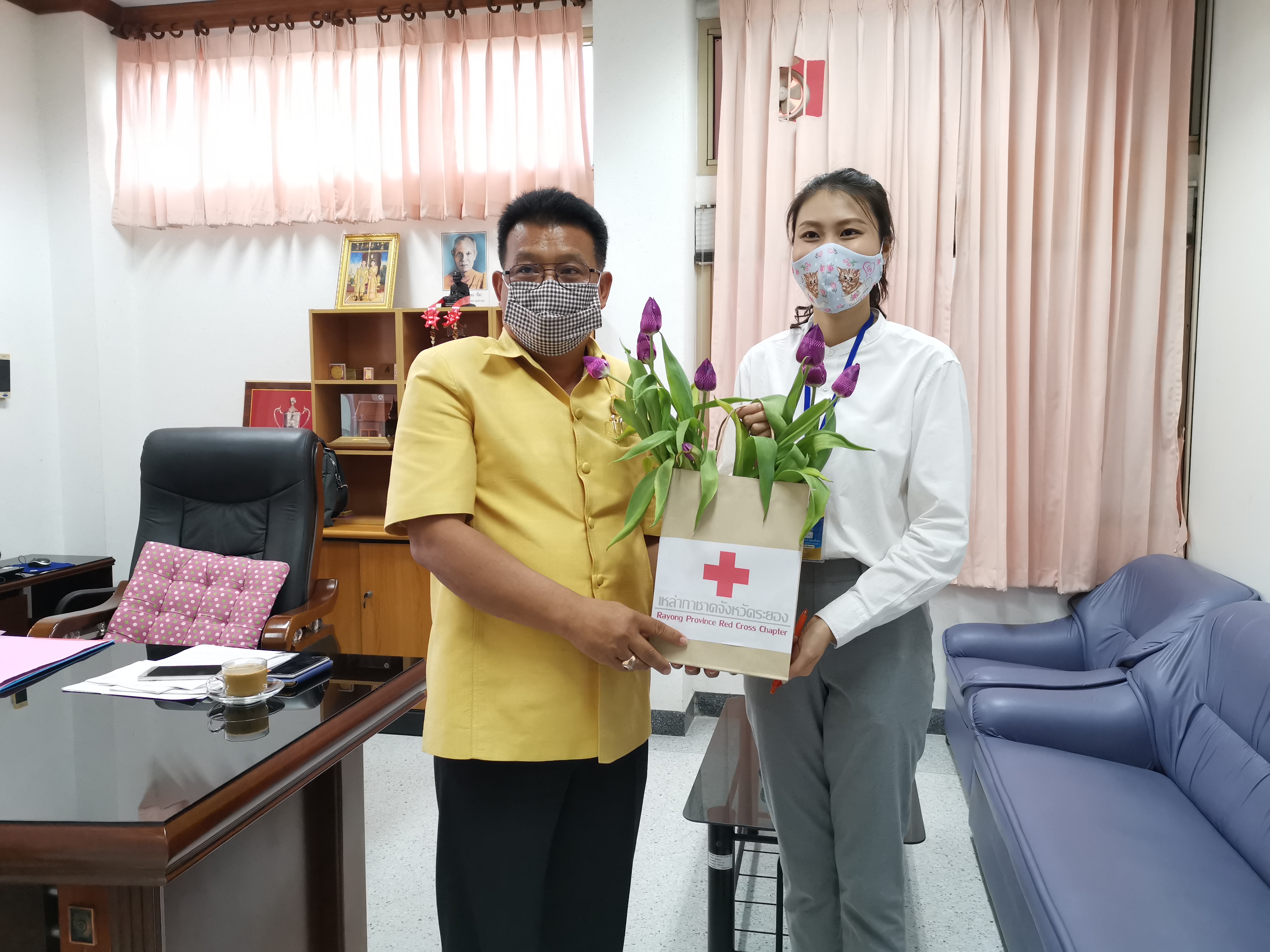“ผู้ว่าฯ ระยอง พร้อมด้วยนายกเหล่ากาชาดจังหวัดระยอง มอบดอกทิวลิป ให้พัฒนาการจังหวัดระยอง เพื่อประชาสัมพันธ์การจัดจำหน่ายดอกทิวลิป นำรายได้ ช่วยเหลือครอบครัวผู้ได้รับผลกระทบจากโรคติดเชื้อไวรัสโคโรน่า 2019 (COVID-19)”