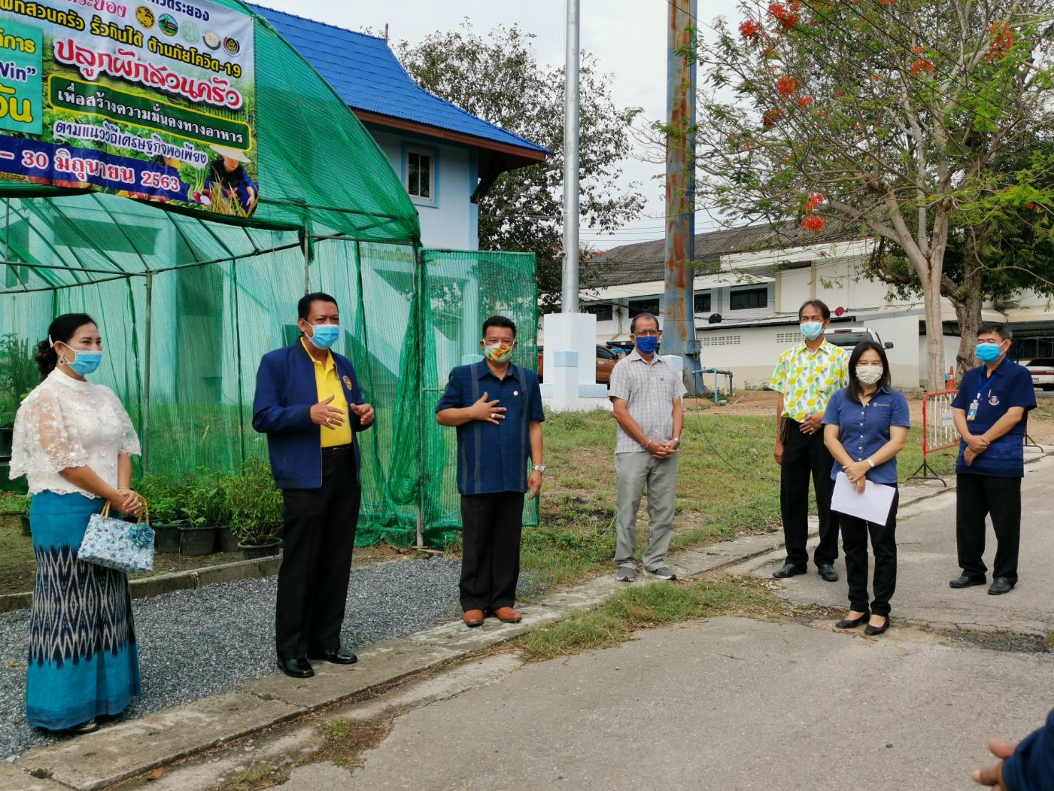 “พช.ระยอง จับมือหน่วยงานภาคี ผู้นำท้องที่ ผู้นำท้องถิ่น ร่วมใจกันปลูกผักสวนครัวบ้านพักนายอำเภอนิคมพัฒนา…ในกิจกรรมผู้นำต้องทำก่อน…ตามโครงการ ปลูกผักสวนครัว สร้างความมั่นคงทางอาหาร”