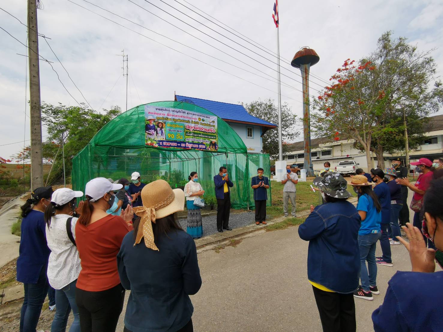 “พช.ระยอง จับมือหน่วยงานภาคี ผู้นำท้องที่ ผู้นำท้องถิ่น ร่วมใจกันปลูกผักสวนครัวบ้านพักนายอำเภอนิคมพัฒนา…ในกิจกรรมผู้นำต้องทำก่อน…ตามโครงการ ปลูกผักสวนครัว สร้างความมั่นคงทางอาหาร”