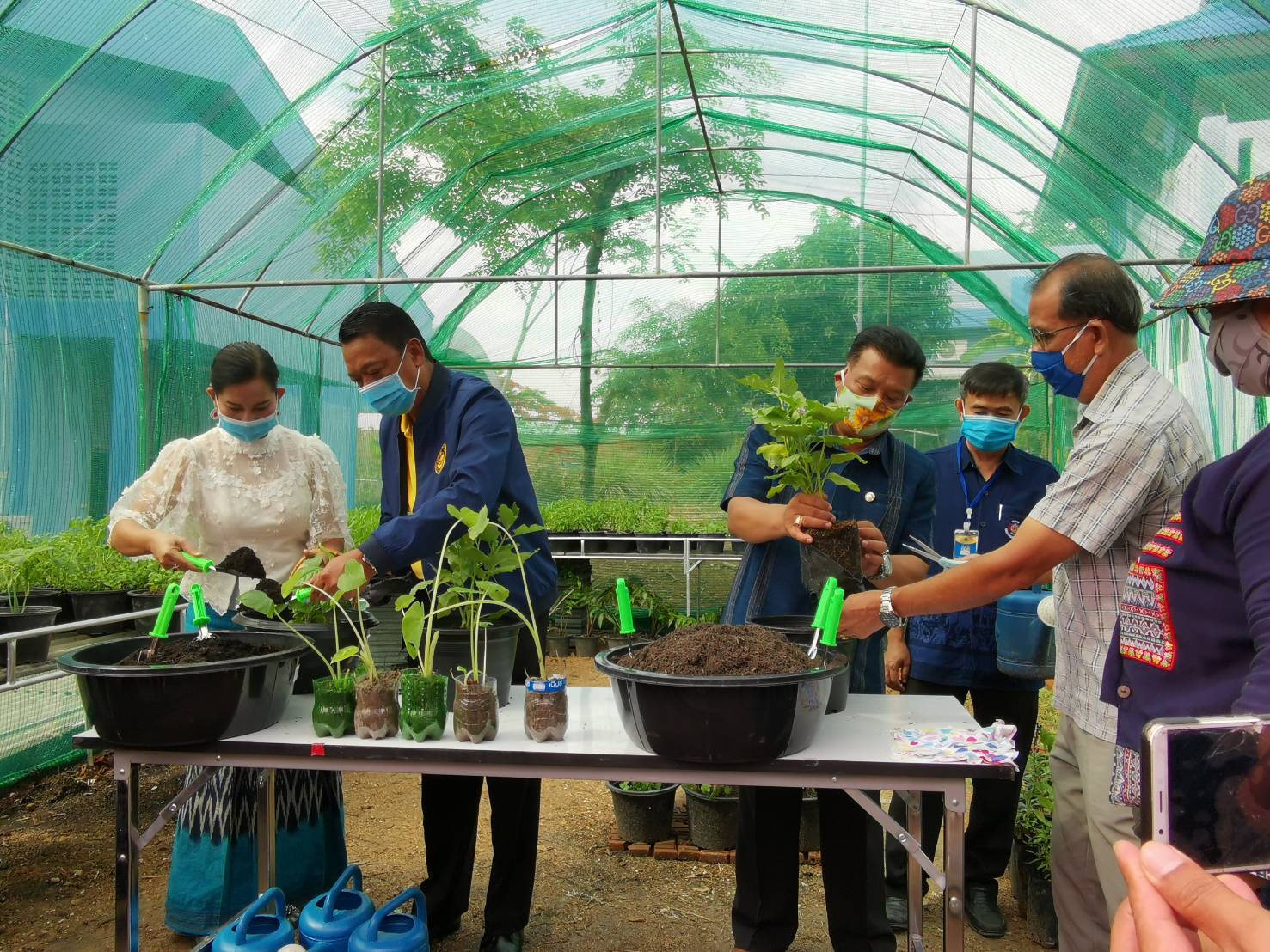 “พช.ระยอง จับมือหน่วยงานภาคี ผู้นำท้องที่ ผู้นำท้องถิ่น ร่วมใจกันปลูกผักสวนครัวบ้านพักนายอำเภอนิคมพัฒนา…ในกิจกรรมผู้นำต้องทำก่อน…ตามโครงการ ปลูกผักสวนครัว สร้างความมั่นคงทางอาหาร”