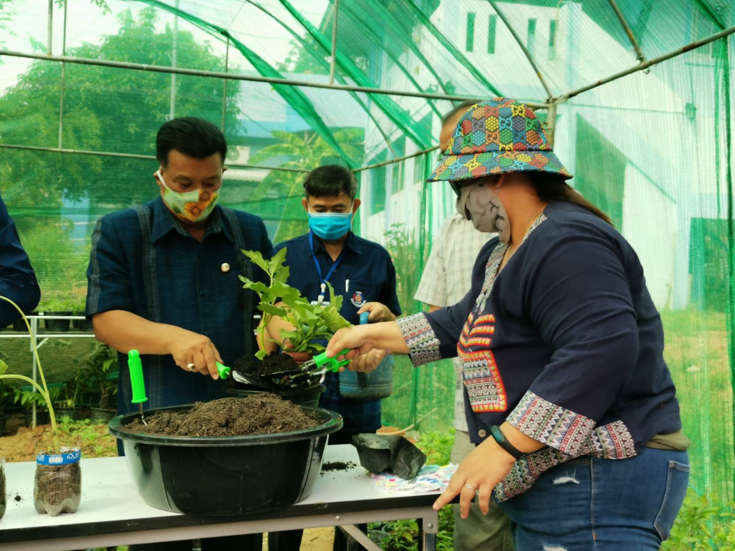 “พช.ระยอง จับมือหน่วยงานภาคี ผู้นำท้องที่ ผู้นำท้องถิ่น ร่วมใจกันปลูกผักสวนครัวบ้านพักนายอำเภอนิคมพัฒนา…ในกิจกรรมผู้นำต้องทำก่อน…ตามโครงการ ปลูกผักสวนครัว สร้างความมั่นคงทางอาหาร”
