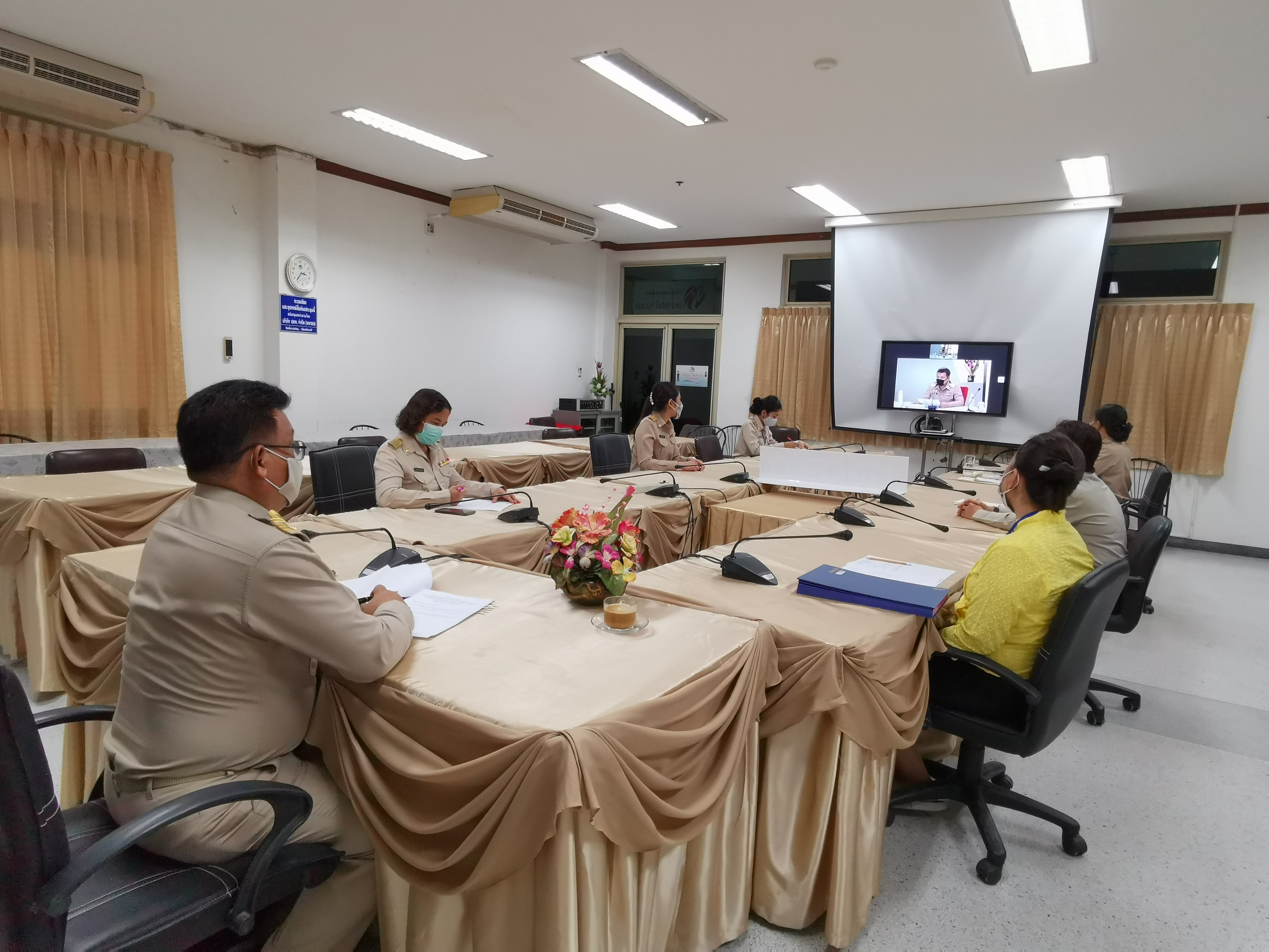 “พัฒนาชุมชนจังหวัดระยองเข้าร่วมประชุม แนวทางการดำเนินโครงการพัฒนาคุณภาพชีวิตระดับครัวเรือนแบบบูรณาการเชิงพื้นที่ และแนวทางการดำเนินงานแผนขับเคลื่อนปฏิบัติการ 90 วัน “ปลูกผักสวนครัว เพื่อสร้างความมั่นคงทางอาหาร” ผ่านระบบวีดิทัศน์ทางไกล(video conference)”