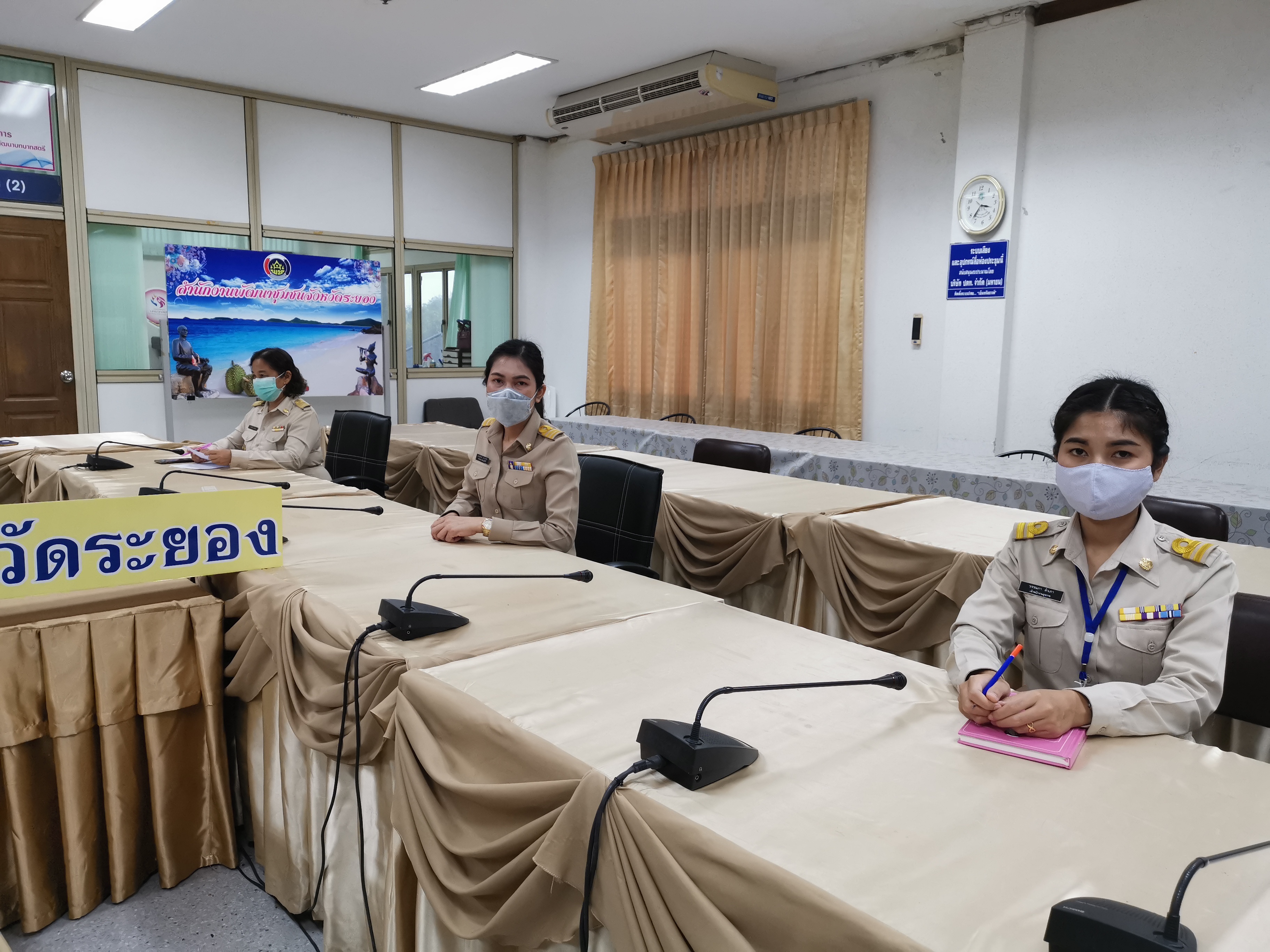 “พัฒนาชุมชนจังหวัดระยองเข้าร่วมประชุม แนวทางการดำเนินโครงการพัฒนาคุณภาพชีวิตระดับครัวเรือนแบบบูรณาการเชิงพื้นที่ และแนวทางการดำเนินงานแผนขับเคลื่อนปฏิบัติการ 90 วัน “ปลูกผักสวนครัว เพื่อสร้างความมั่นคงทางอาหาร” ผ่านระบบวีดิทัศน์ทางไกล(video conference)”