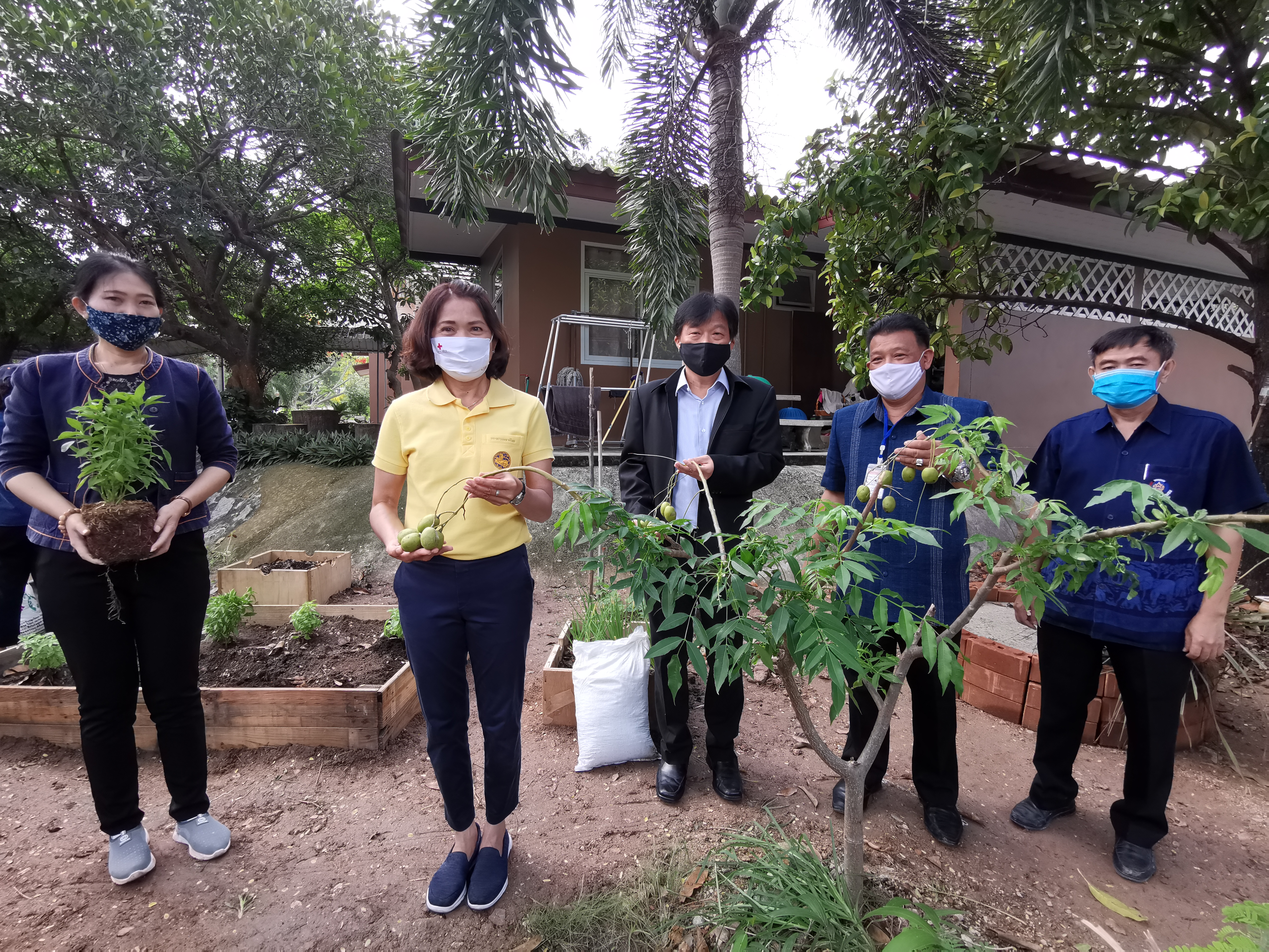 “จังหวัดระยอง Kick off ปฏิบัติการ “ปลูกผักสวนครัว เพื่อความมั่นคงทางอาหาร” สู้ภัยทุกวิกฤต …พอเพียงตามรอยพ่อ”