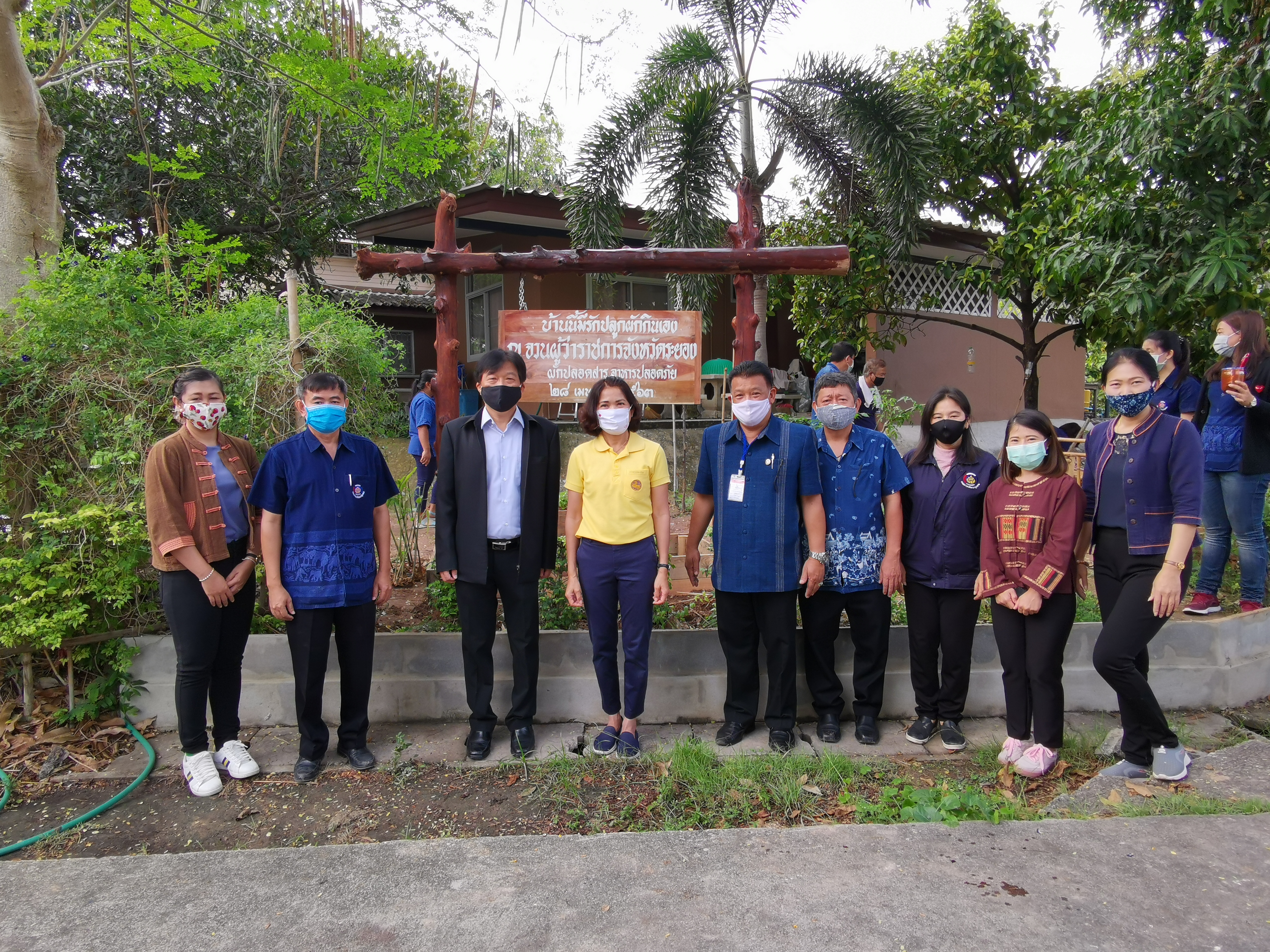 “จังหวัดระยอง Kick off ปฏิบัติการ “ปลูกผักสวนครัว เพื่อความมั่นคงทางอาหาร” สู้ภัยทุกวิกฤต …พอเพียงตามรอยพ่อ”