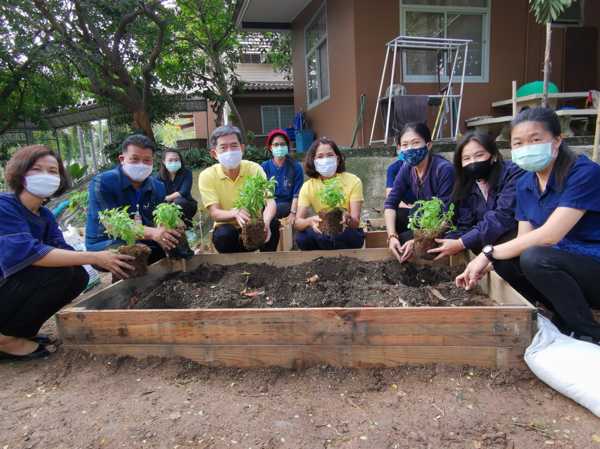“จังหวัดระยอง Kick off ปฏิบัติการ “ปลูกผักสวนครัว เพื่อความมั่นคงทางอาหาร” สู้ภัยทุกวิกฤต …พอเพียงตามรอยพ่อ”