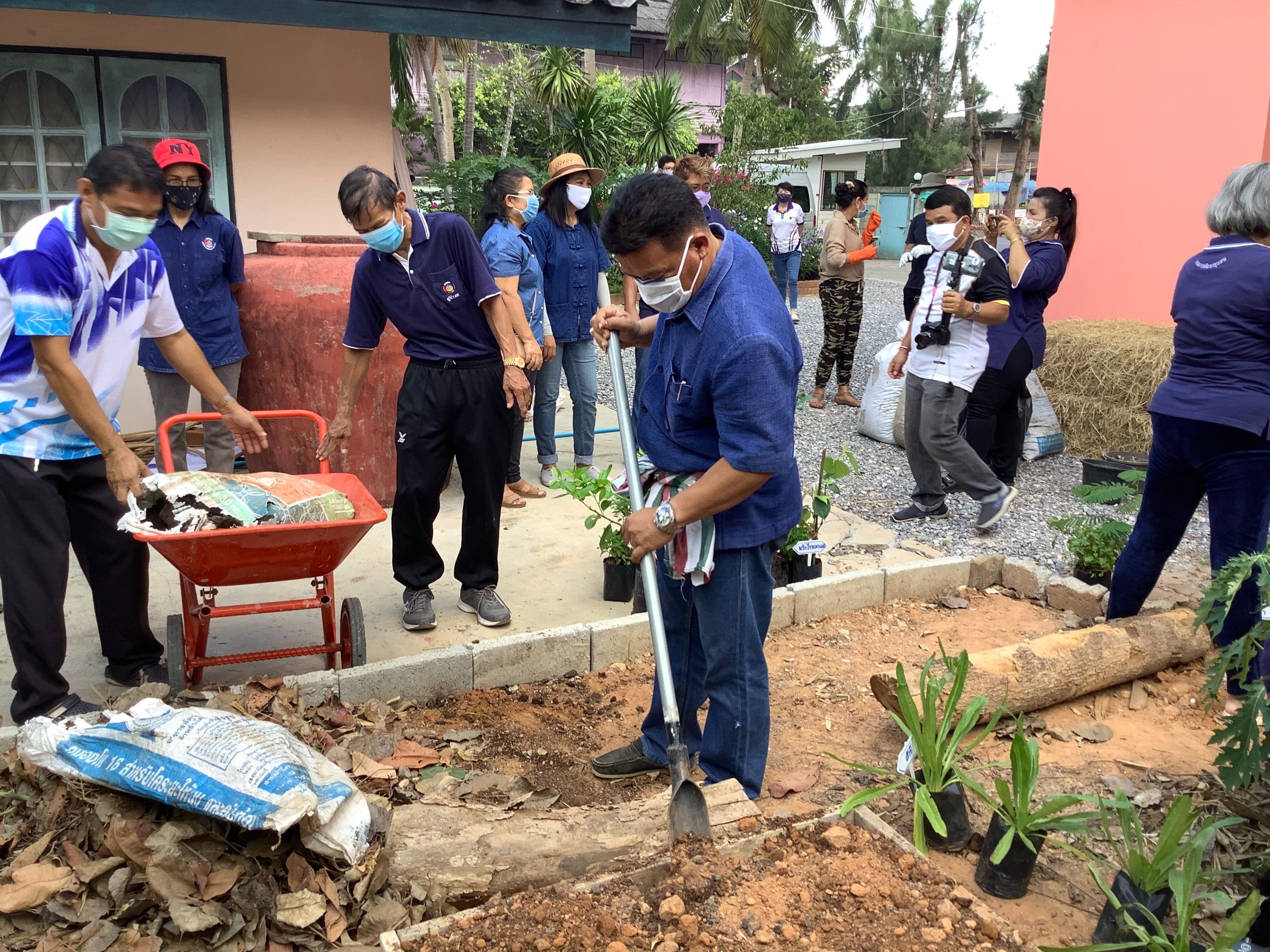 “พช. อ.แกลง  kick off เปิดปฏิบัติการ Quick win ปลูกพืชผักสวนครัว สร้างความมั่นคงทางอาหาร”