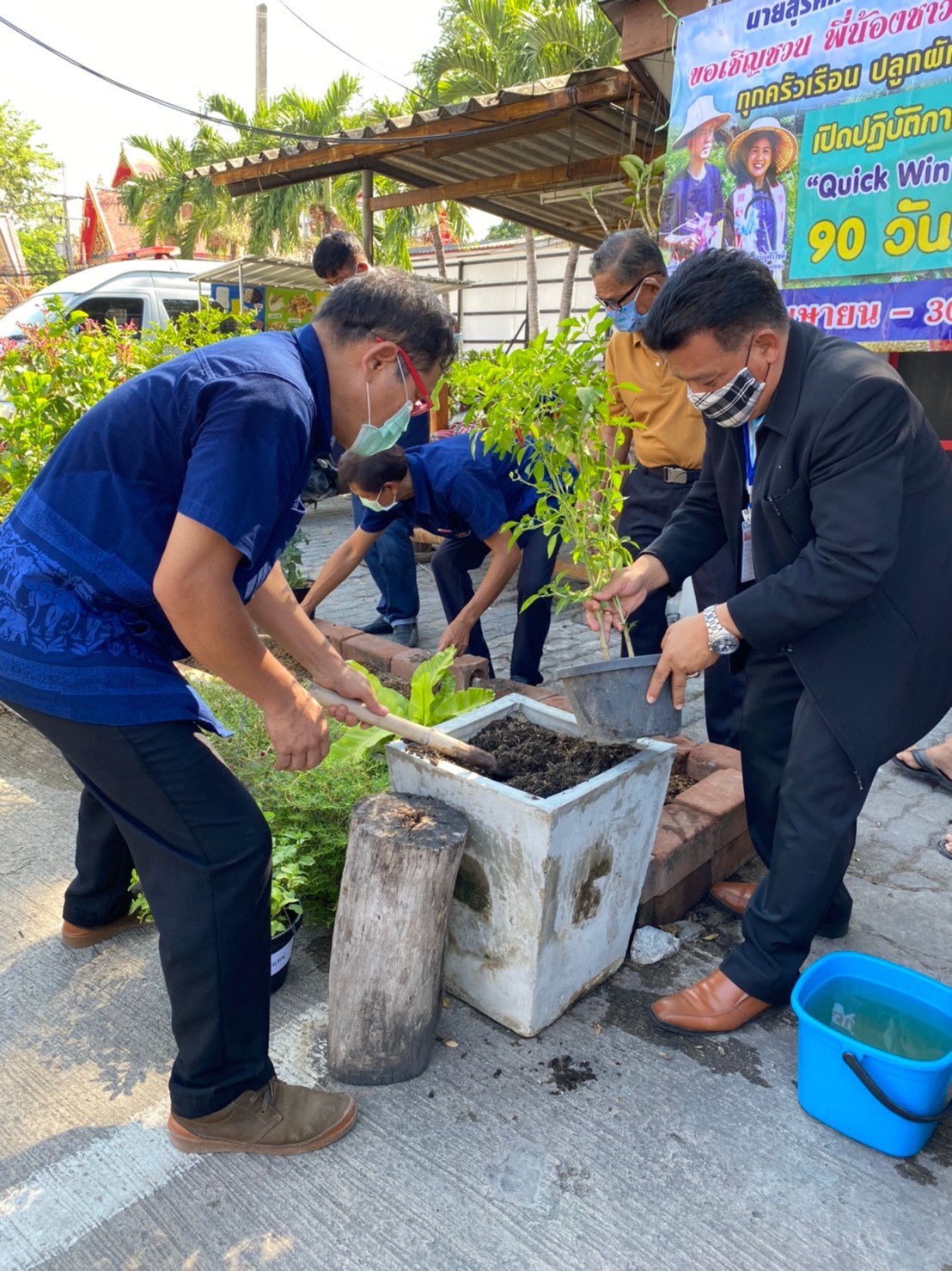 พช.ระยอง ช่วยกันเอามื้อลงมือเอาแรง ปลูกผักสวนครัว เพื่อสร้างความมั่นคงทางอาหาร บริเวณบ้านพักท่านนายอำเภอบ้านค่าย