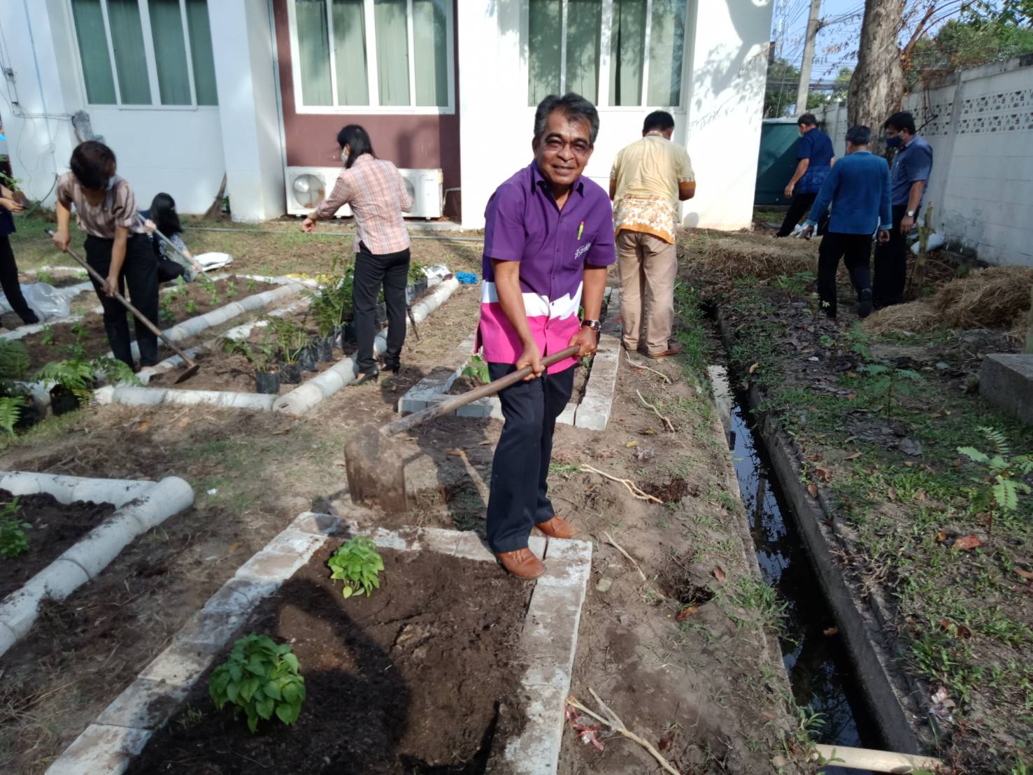 “เหล่ากาชาดจังหวัดระยอง Kick off  ปฏิบัติการ “ปลูกผักสวนครัว เพื่อความมั่นคงทางอาหาร” สู้ภัยทุกวิกฤต …พอเพียงตามรอยพ่อ”