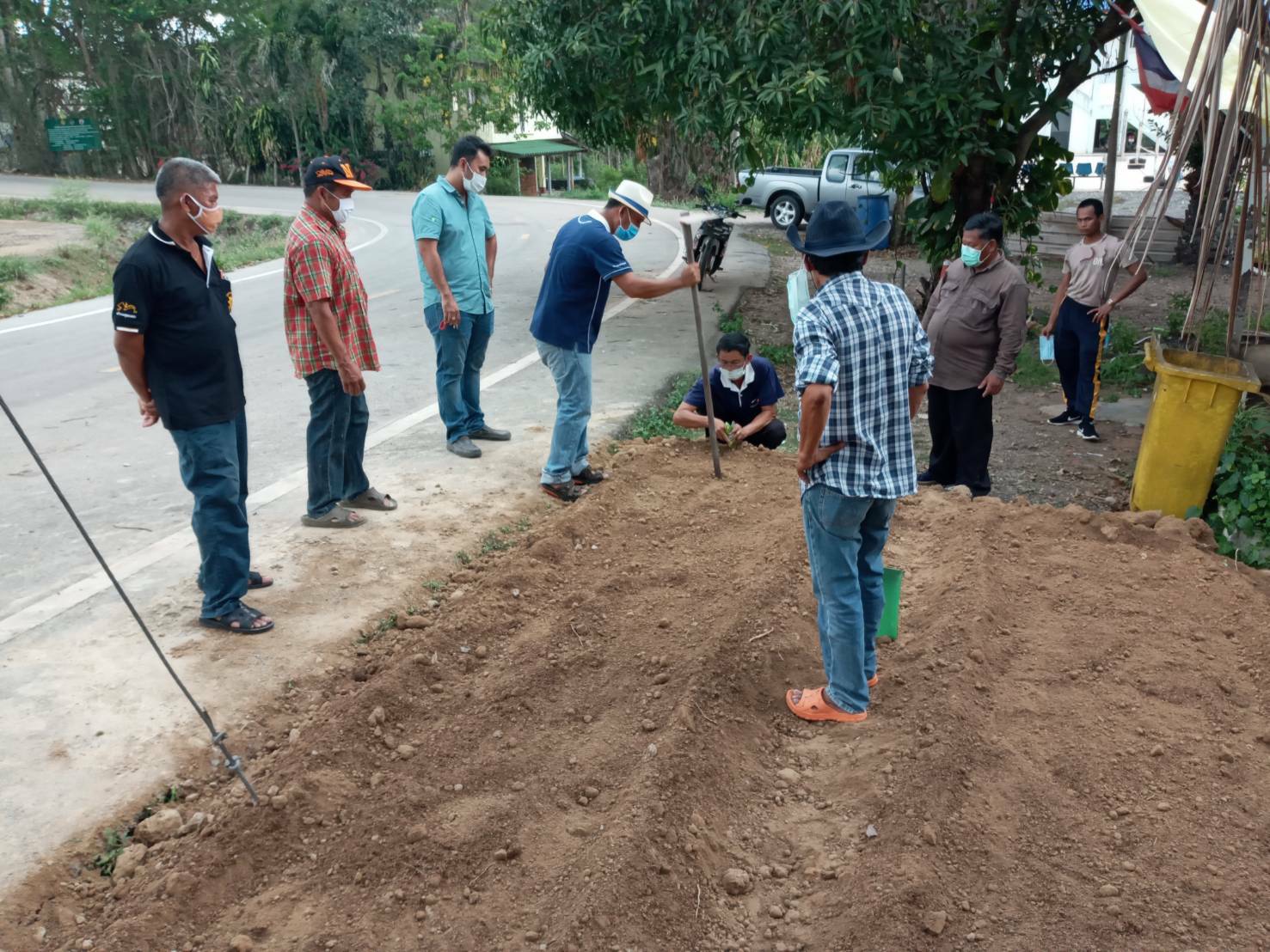 “พช.ระยอง จับมือหน่วยงานภาคี ผู้นำท้องที่ ผู้นำท้องถิ่น ร่วมใจกันปลูกผักสวนครัวบ้านพักนายอำเภอวังจันทร์…ในกิจกรรมผู้นำต้องทำก่อน…ตามโครงการ ปลูกผักสวนครัว สร้างความมั่นคงทางอาหาร”