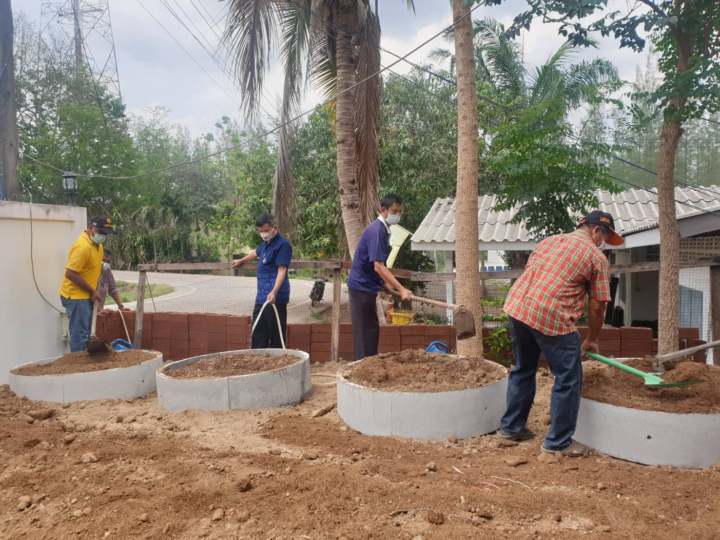 “พช.ระยอง จับมือหน่วยงานภาคี ผู้นำท้องที่ ผู้นำท้องถิ่น ร่วมใจกันปลูกผักสวนครัวบ้านพักนายอำเภอวังจันทร์…ในกิจกรรมผู้นำต้องทำก่อน…ตามโครงการ ปลูกผักสวนครัว สร้างความมั่นคงทางอาหาร”