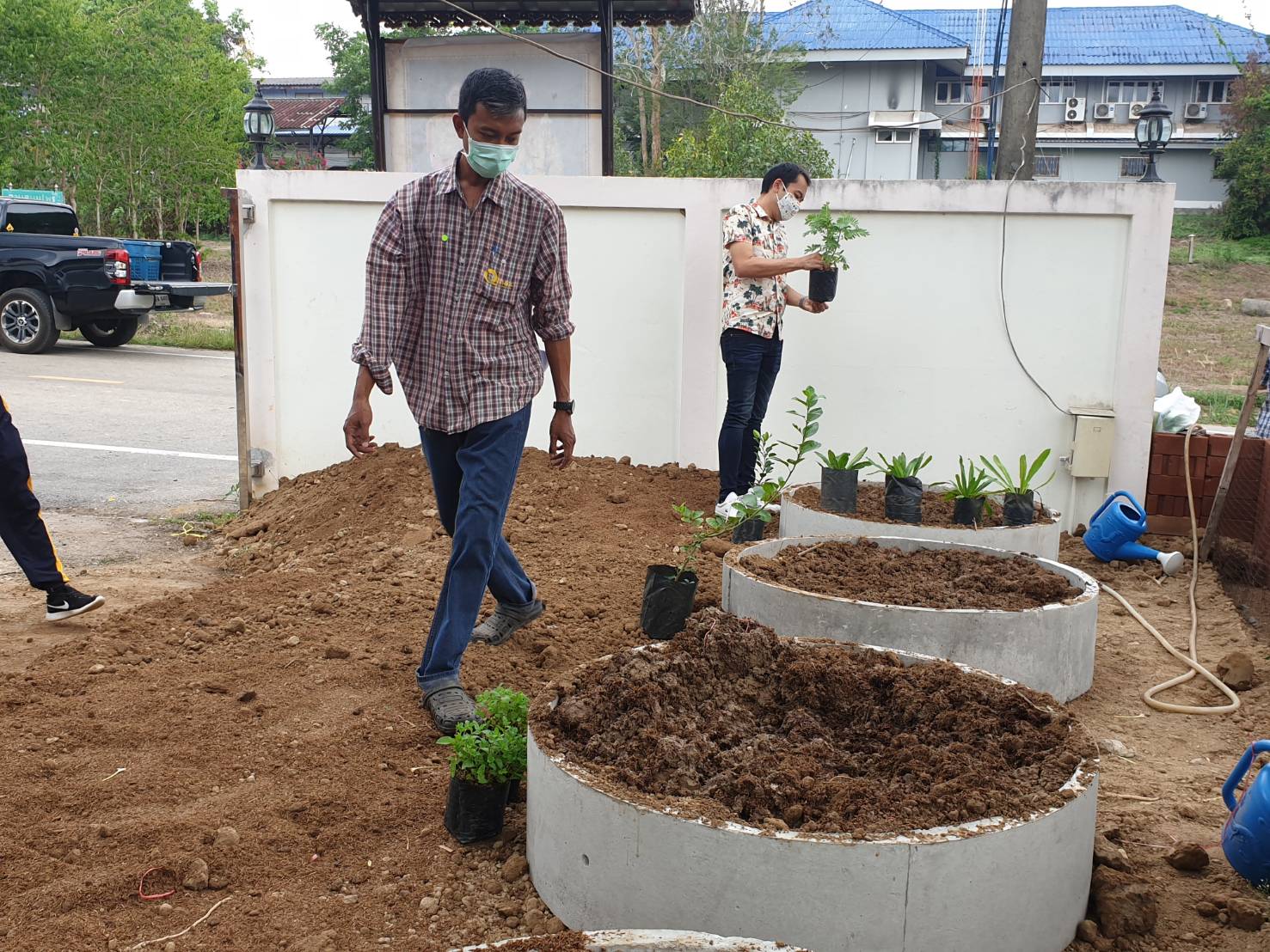 “พช.ระยอง จับมือหน่วยงานภาคี ผู้นำท้องที่ ผู้นำท้องถิ่น ร่วมใจกันปลูกผักสวนครัวบ้านพักนายอำเภอวังจันทร์…ในกิจกรรมผู้นำต้องทำก่อน…ตามโครงการ ปลูกผักสวนครัว สร้างความมั่นคงทางอาหาร”