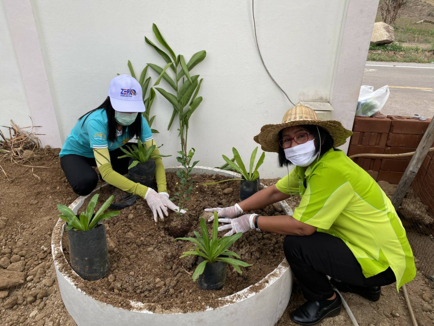 “พช.ระยอง จับมือหน่วยงานภาคี ผู้นำท้องที่ ผู้นำท้องถิ่น ร่วมใจกันปลูกผักสวนครัวบ้านพักนายอำเภอวังจันทร์…ในกิจกรรมผู้นำต้องทำก่อน…ตามโครงการ ปลูกผักสวนครัว สร้างความมั่นคงทางอาหาร”