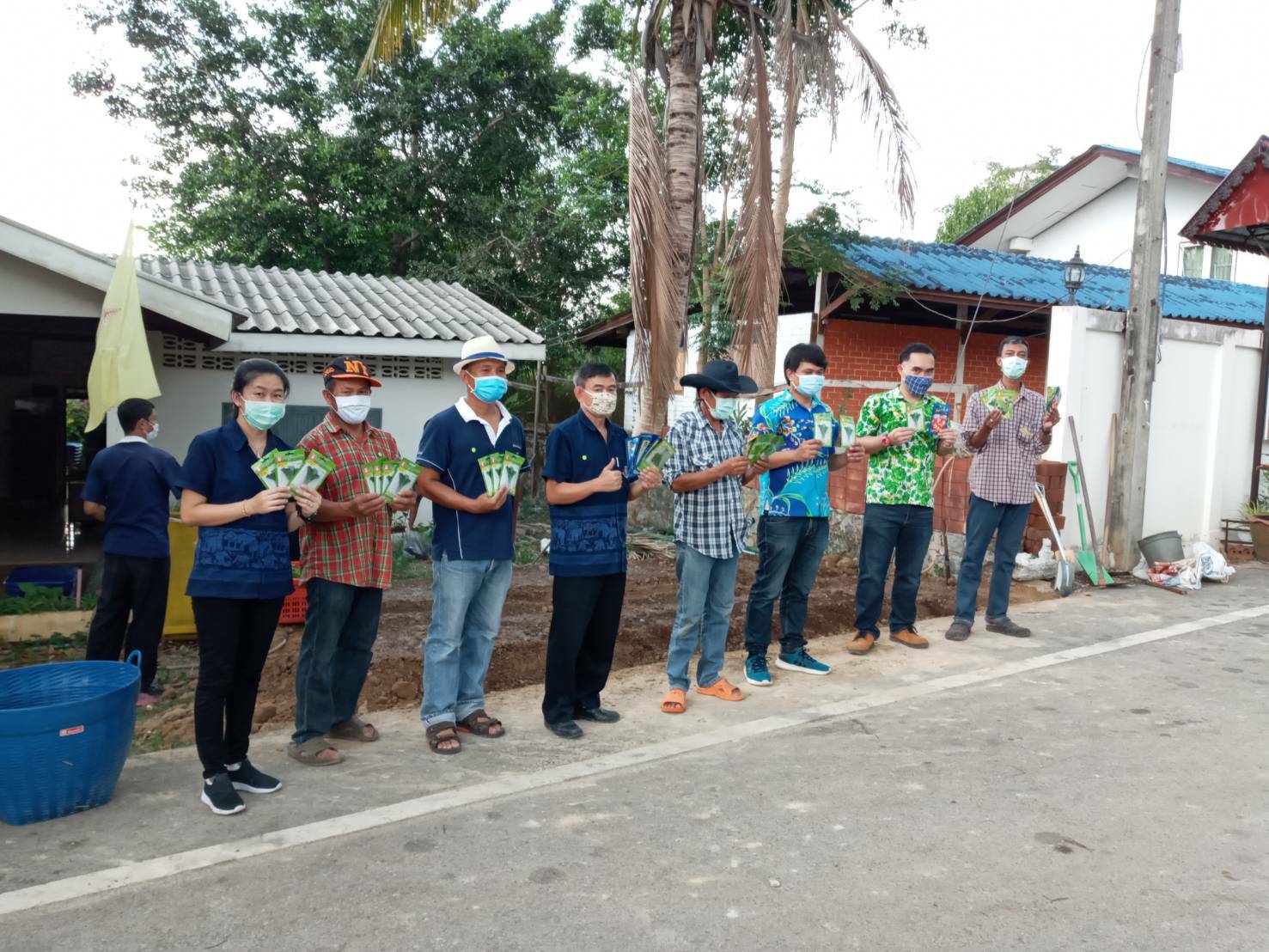 “พช.ระยอง จับมือหน่วยงานภาคี ผู้นำท้องที่ ผู้นำท้องถิ่น ร่วมใจกันปลูกผักสวนครัวบ้านพักนายอำเภอวังจันทร์…ในกิจกรรมผู้นำต้องทำก่อน…ตามโครงการ ปลูกผักสวนครัว สร้างความมั่นคงทางอาหาร”