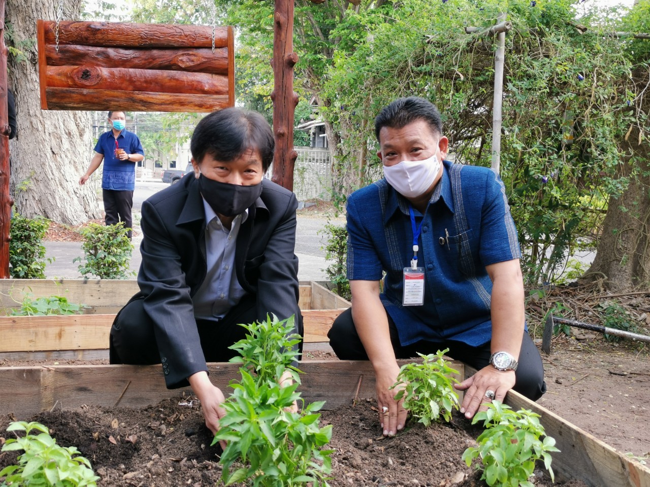 “จังหวัดระยอง Kick off ปฏิบัติการ “ปลูกผักสวนครัว เพื่อความมั่นคงทางอาหาร” สู้ภัยทุกวิกฤต …พอเพียงตามรอยพ่อ”