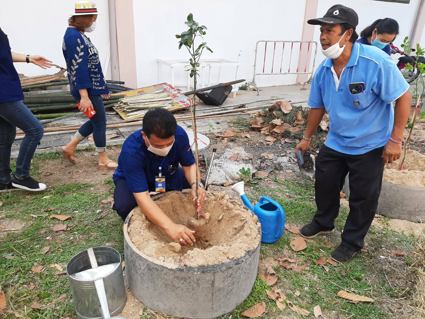 อำเภอปลวกแดง ช่วยกันเอามื้อลงมือเอาแรง ปลูกผักสวนครัว เพื่อสร้างความมั่นคงทางอาหาร บริเวณที่ว่าการอำเภอปลวกแดง