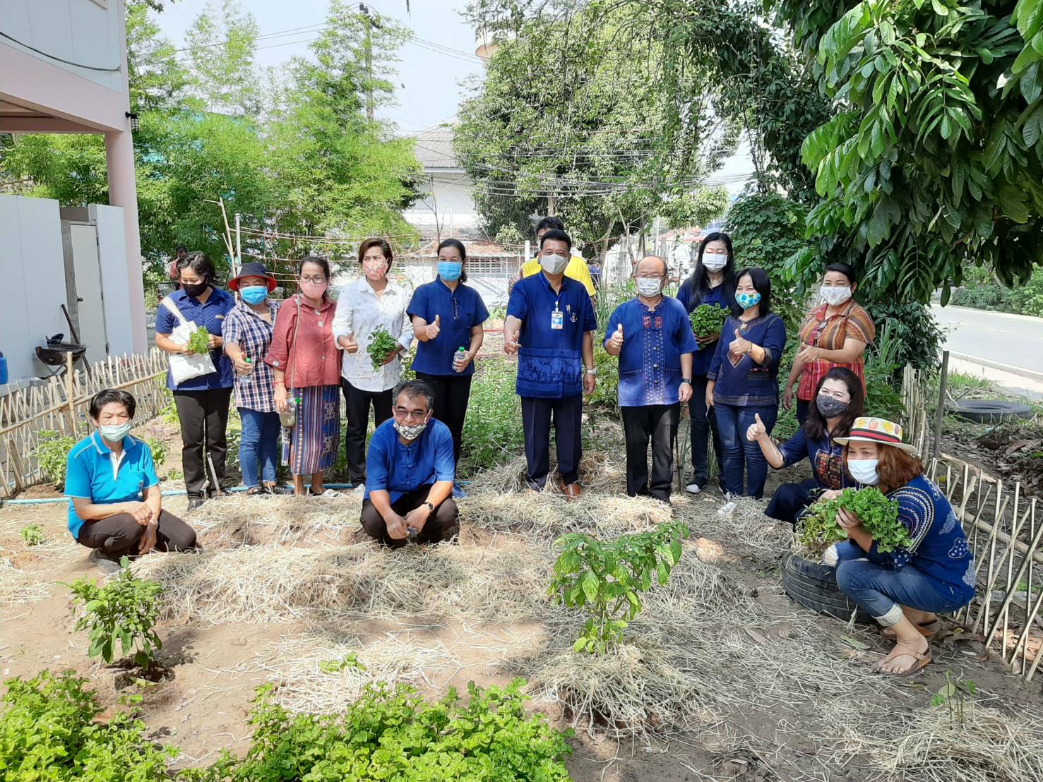 อำเภอปลวกแดง ช่วยกันเอามื้อลงมือเอาแรง ปลูกผักสวนครัว เพื่อสร้างความมั่นคงทางอาหาร บริเวณที่ว่าการอำเภอปลวกแดง