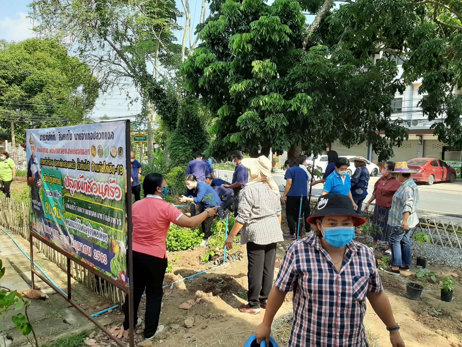 อำเภอปลวกแดง ช่วยกันเอามื้อลงมือเอาแรง ปลูกผักสวนครัว เพื่อสร้างความมั่นคงทางอาหาร บริเวณที่ว่าการอำเภอปลวกแดง