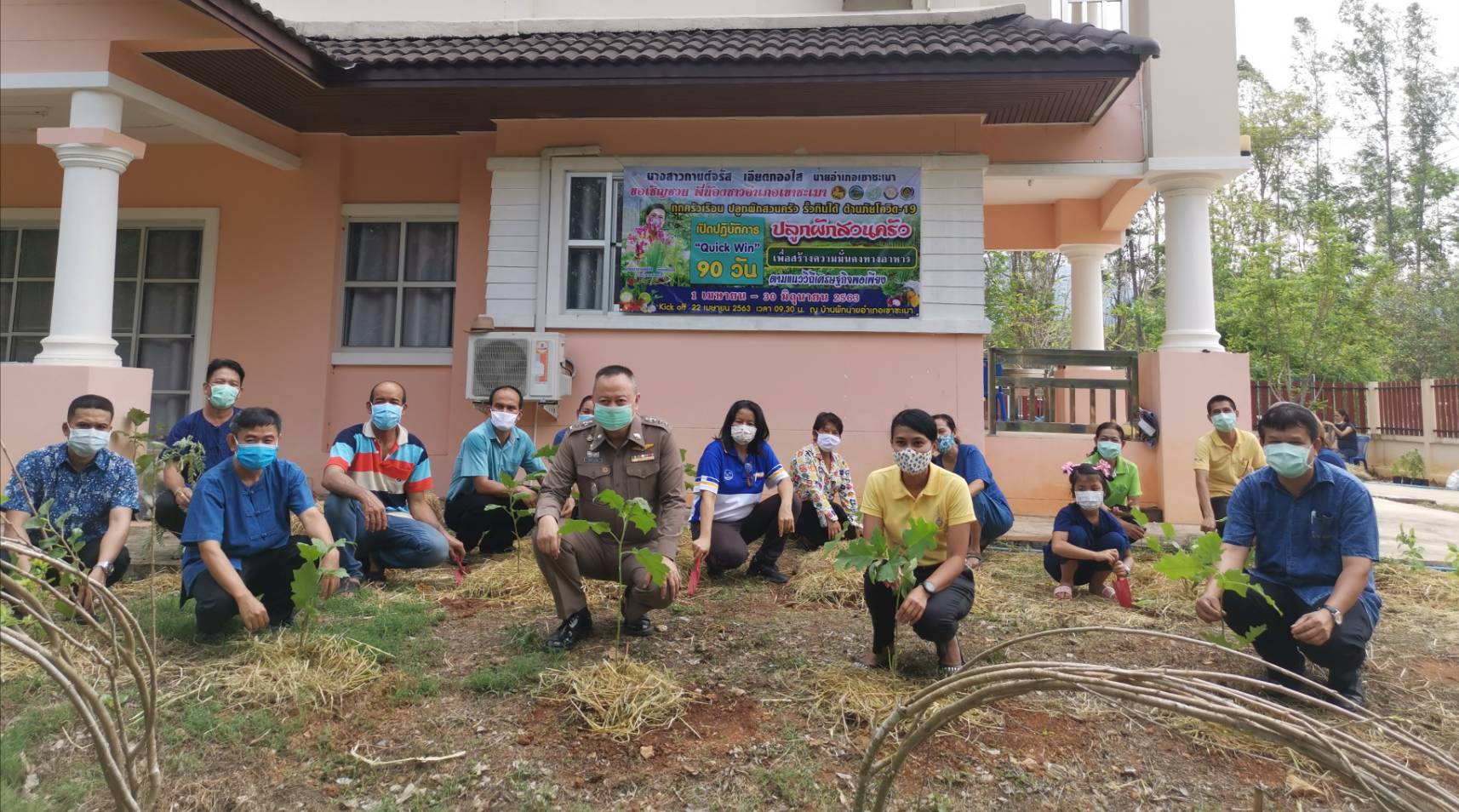 “พช.ระยอง จับมือหน่วยงานภาคี ผู้นำท้องที่ ผู้นำท้องถิ่น ร่วมใจกันปลูกผักสวนครัวบ้านพักนายอำเภอเขาชะเมา…ในกิจกรรมผู้นำต้องทำก่อน…ตามโครงการ ปลูกผักสวนครัว สร้างความมั่นคงทางอาหาร”