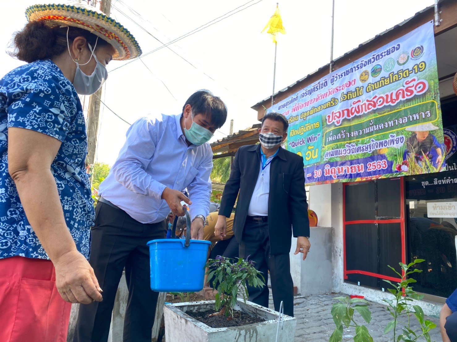 พช.ระยอง ช่วยกันเอามื้อลงมือเอาแรง ปลูกผักสวนครัว เพื่อสร้างความมั่นคงทางอาหาร บริเวณบ้านพักท่านนายอำเภอบ้านค่าย