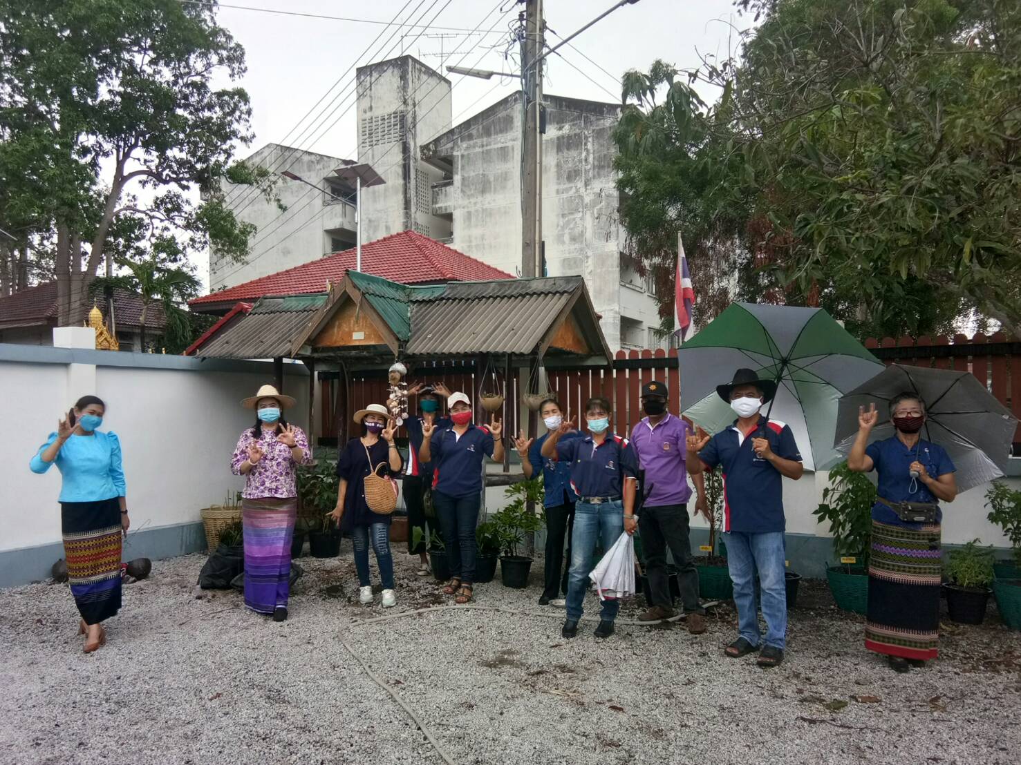 “พช.ระยอง จับมือหน่วยงานภาคี ผู้นำท้องที่ ผู้นำท้องถิ่น ร่วมใจกันปลูกผักสวนครัวบ้านพักนายอำเภอเมืองระยอง…ในกิจกรรมผู้นำต้องทำก่อน…ตามโครงการ ปลูกผักสวนครัว สร้างความมั่นคงทางอาหาร”