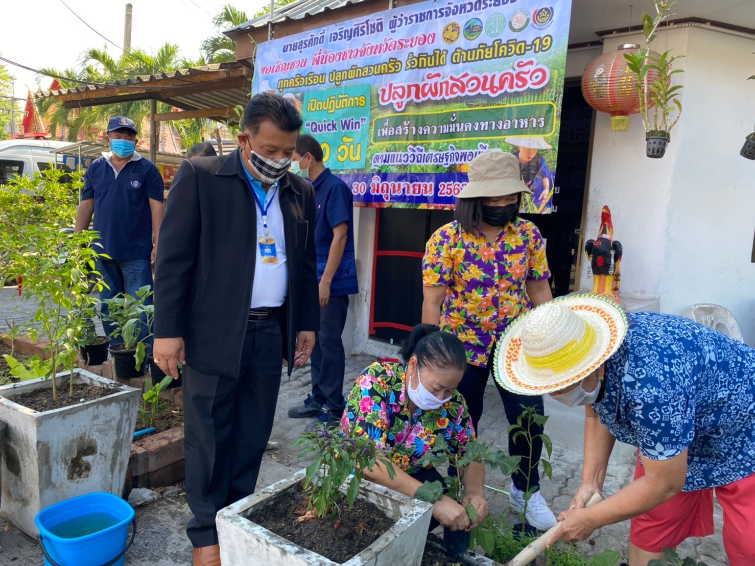 พช.ระยอง ช่วยกันเอามื้อลงมือเอาแรง ปลูกผักสวนครัว เพื่อสร้างความมั่นคงทางอาหาร บริเวณบ้านพักท่านนายอำเภอบ้านค่าย