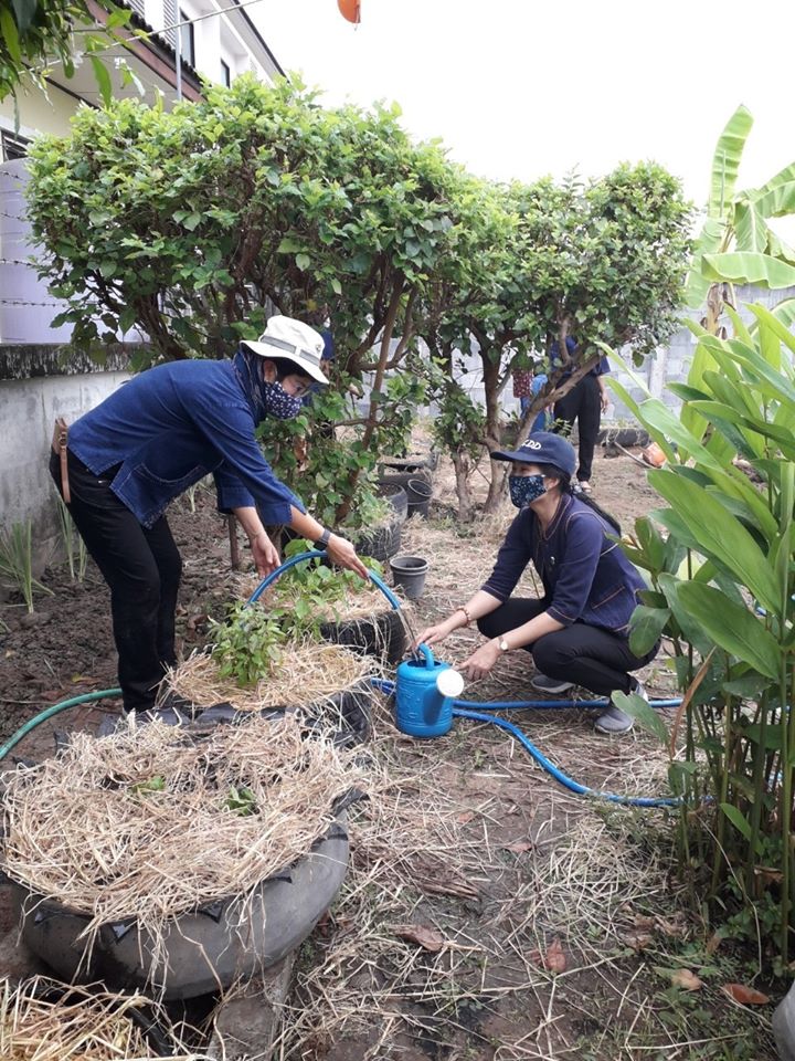 “จังหวัดระยอง Kick off ปฏิบัติการ “เปิดบ้านรองผู้ว่าฯ ชวนกันเอามื้อ ปลูกผักสวนครัว” ตามแผนปฏิบัติการ 90 วัน ปลูกผักสวนครัว เพื่อความมั่นคงทางอาหาร สู้ภัยทุกวิกฤต …พอเพียงตามรอยพ่อ”