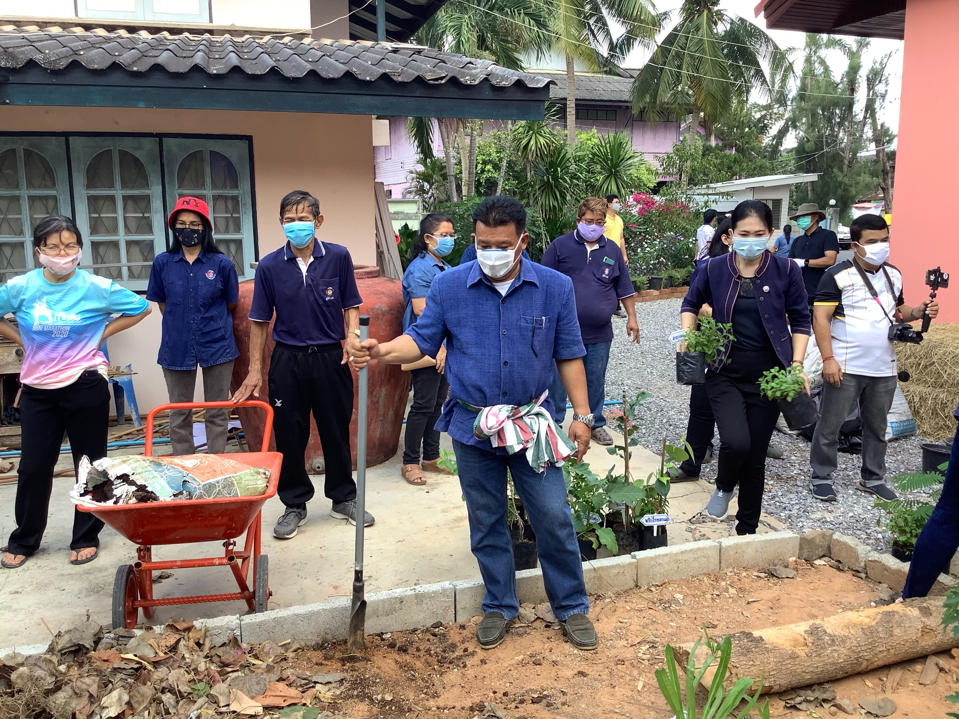 “พช. อ.แกลง  kick off เปิดปฏิบัติการ Quick win ปลูกพืชผักสวนครัว สร้างความมั่นคงทางอาหาร”