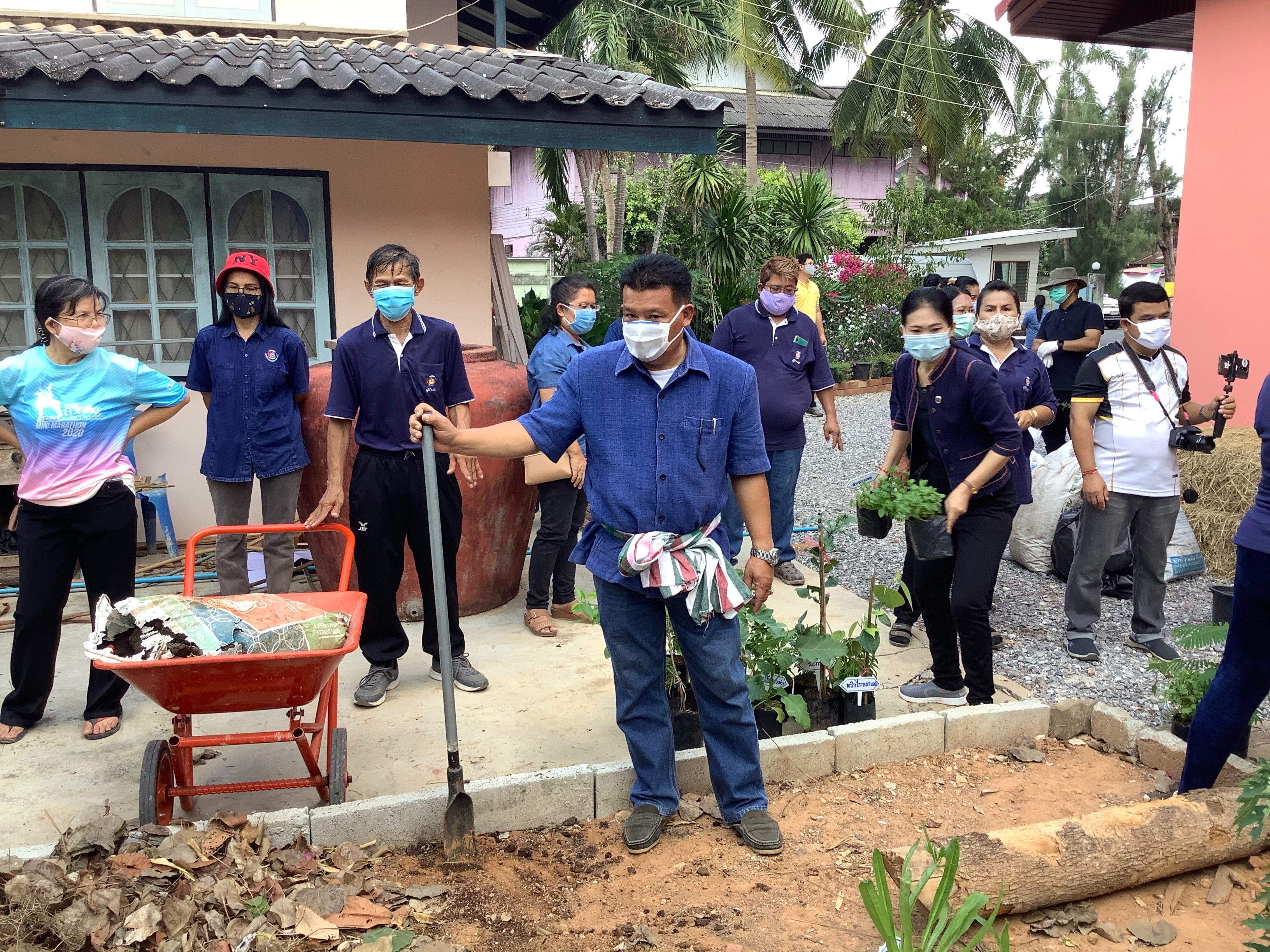 “พช. อ.แกลง  kick off เปิดปฏิบัติการ Quick win ปลูกพืชผักสวนครัว สร้างความมั่นคงทางอาหาร”