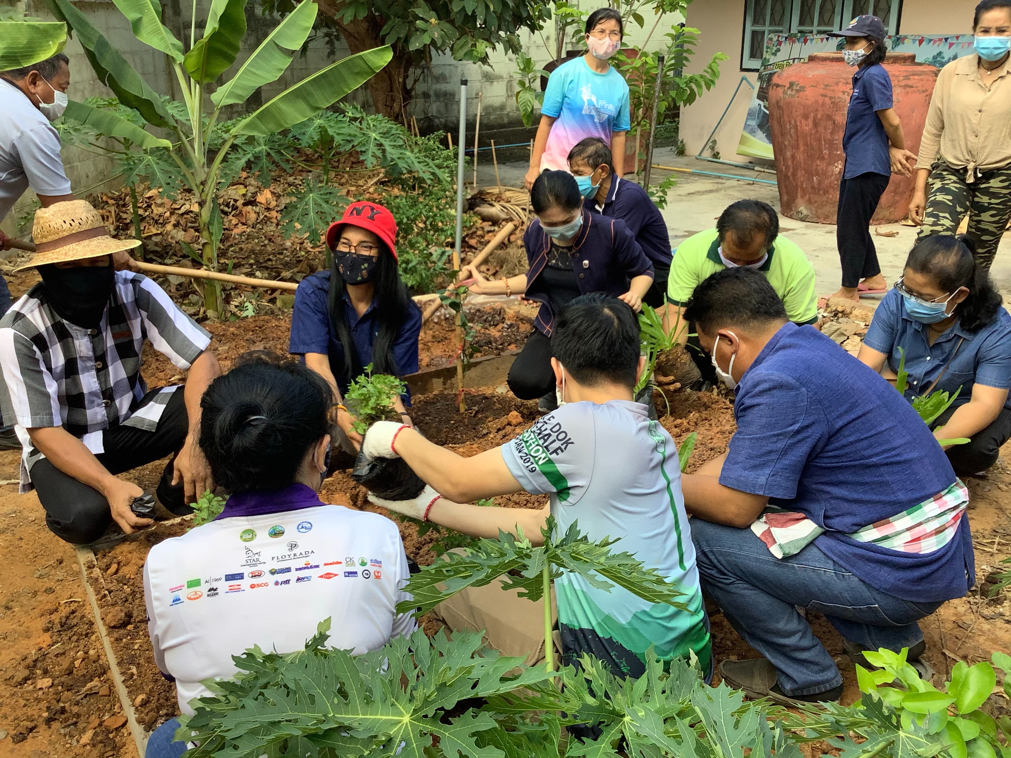 “พช. อ.แกลง  kick off เปิดปฏิบัติการ Quick win ปลูกพืชผักสวนครัว สร้างความมั่นคงทางอาหาร”