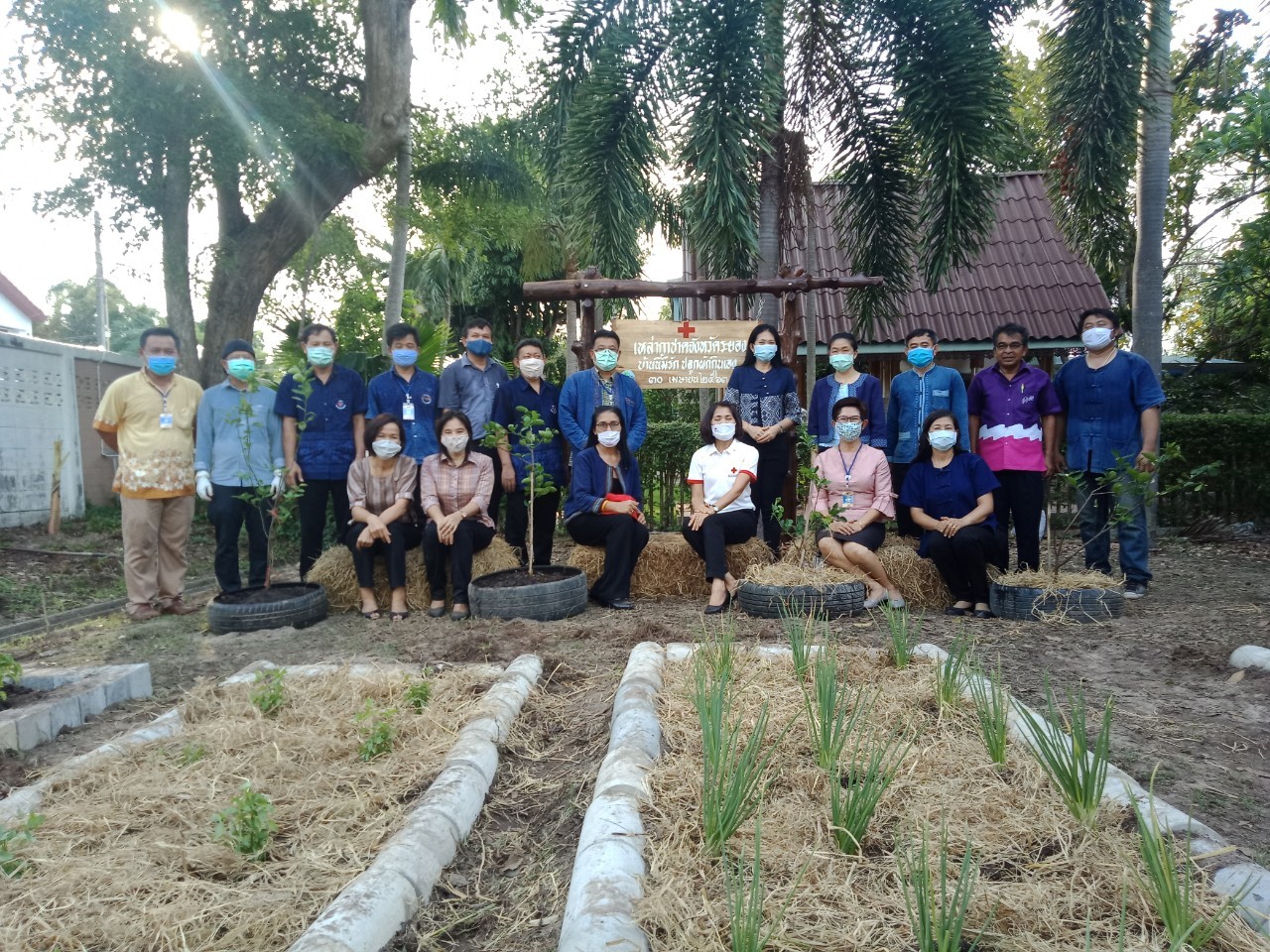 “เหล่ากาชาดจังหวัดระยอง Kick off  ปฏิบัติการ “ปลูกผักสวนครัว เพื่อความมั่นคงทางอาหาร” สู้ภัยทุกวิกฤต …พอเพียงตามรอยพ่อ”
